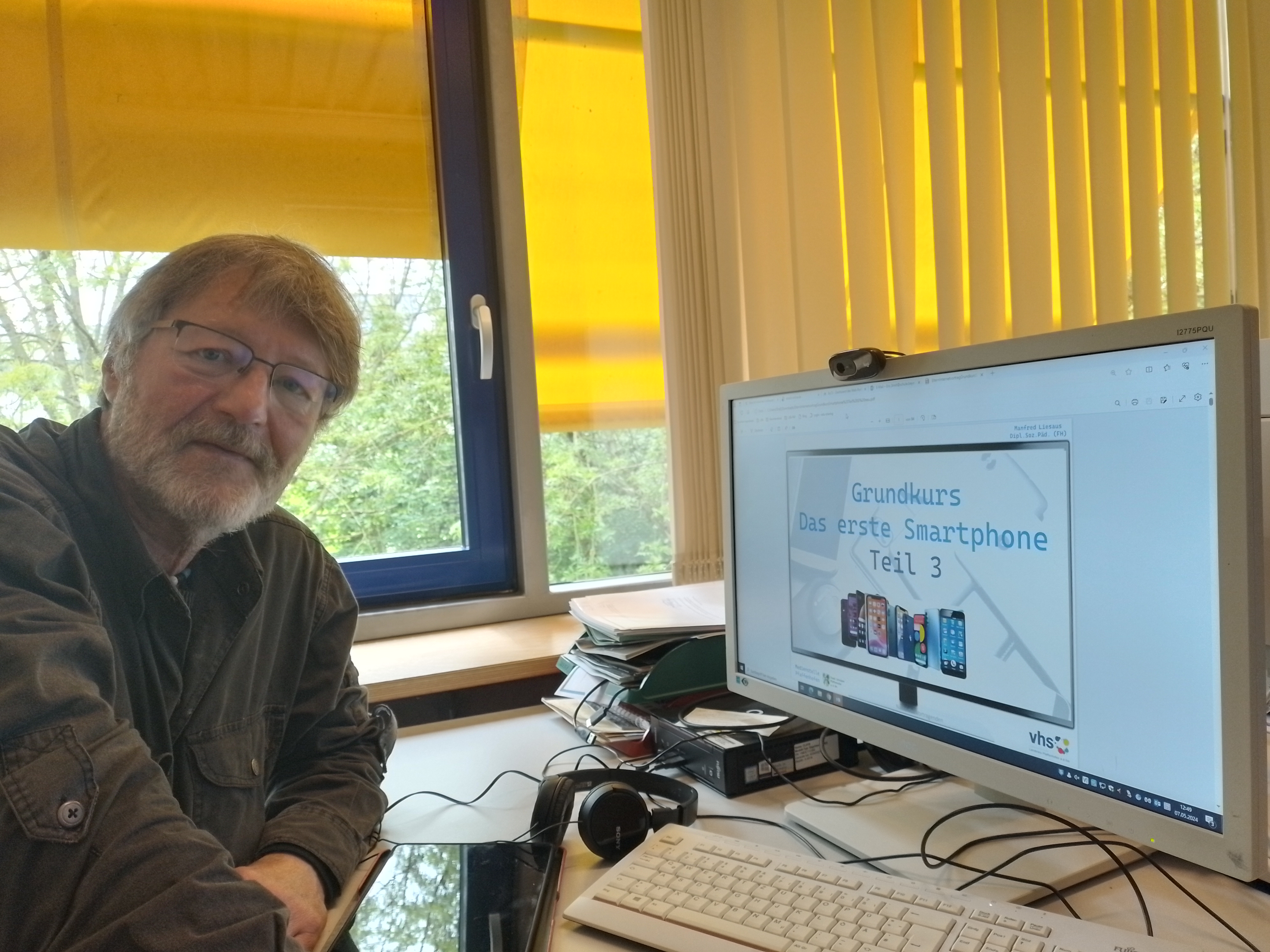 Manfred Liesaus sitzt vor einem Computer