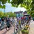 Radfahrer und Wanderer stehen vor einem Hopfengarten