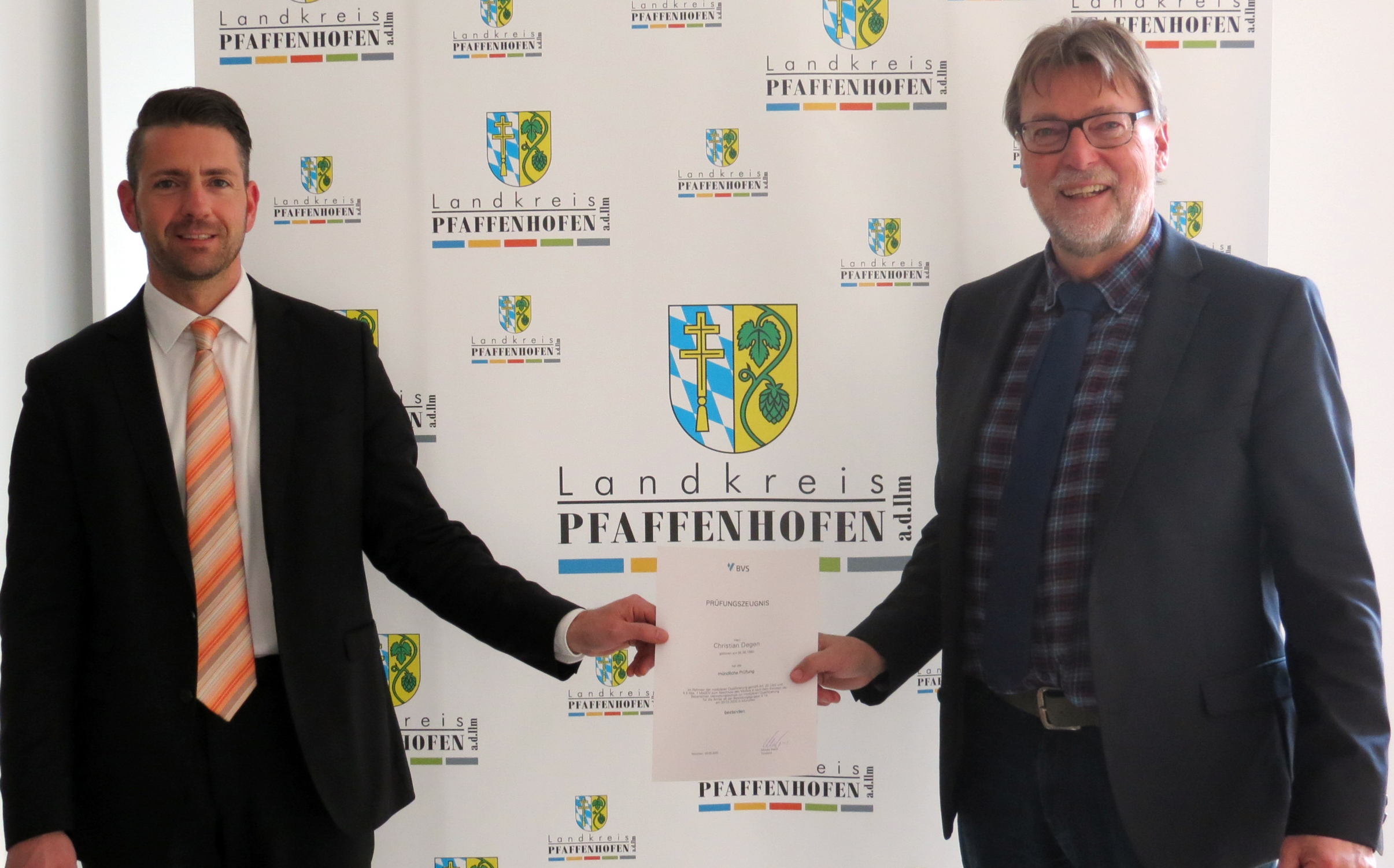 Landrat Martin Wolf (re) gratulierte kürzlich Christian Degen zur bestandenen Prüfung im Rahmen des Aufstiegs zur Qualifikationsebene 4, früher Höherer Dienst. Landrat Martin Wolf (re) gratulierte kürzlich Christian Degen zur bestandenen Prüfung im Rahmen des Aufstiegs zur Qualifikationsebene 4, früher Höherer Dienst.