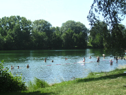 Ebenhausener Weiher mit Badegäste im Wasser