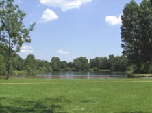 Heideweiher mit Angabe von Liegefläche, Kiosk, Spielplatz, Volleyballplatz und Toiletten