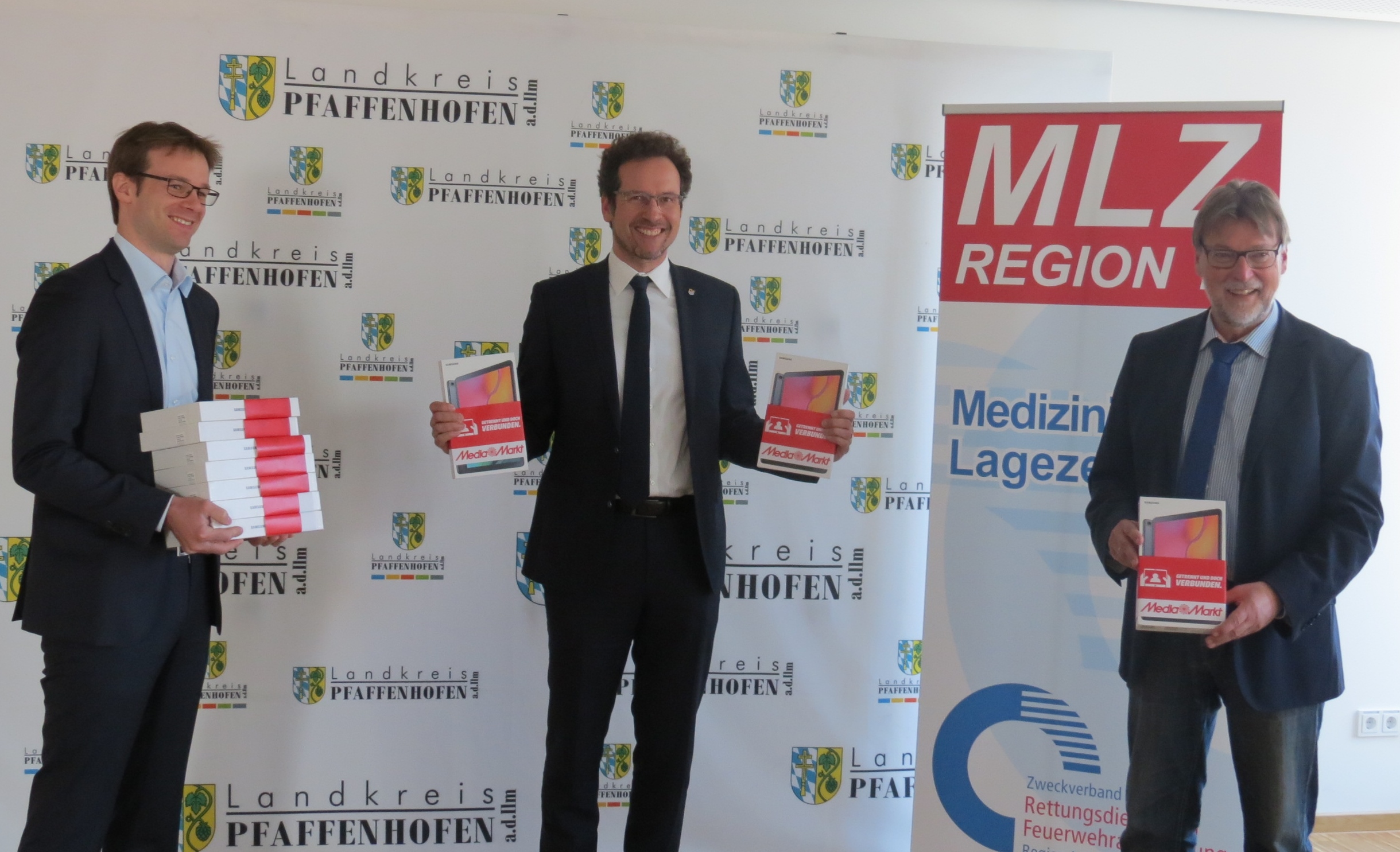 Bei der Übergabe der ersten Tablets: v.r.n.l.: Landrat Martin Wolf, Landrat Peter von der Grün und Florian Wieser, Finanzchef der MediaMarktSaturn Retail Group Bei der Übergabe der ersten Tablets: v.r.n.l.: Landrat Martin Wolf, Landrat Peter von der Grün und Florian Wieser, Finanzchef der MediaMarktSaturn Retail Group