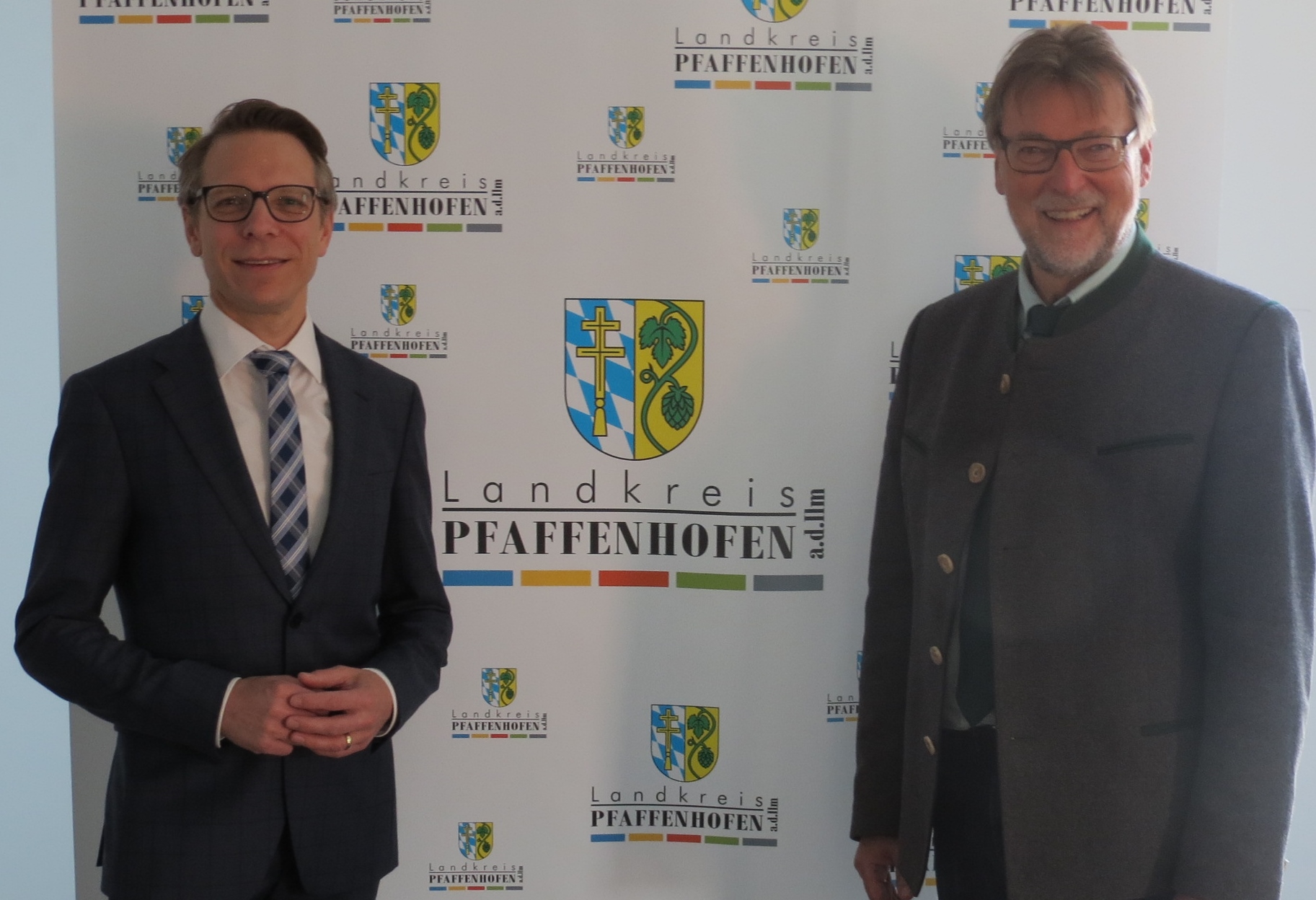 Landrat Martin Wolf (re.) wünschte Steffen Kill (li.) viel Erfolg und Freude bei seiner neuen Tätigkeit. Landrat Martin Wolf (re.) wünschte Steffen Kill (li.) viel Erfolg und Freude bei seiner neuen Tätigkeit.