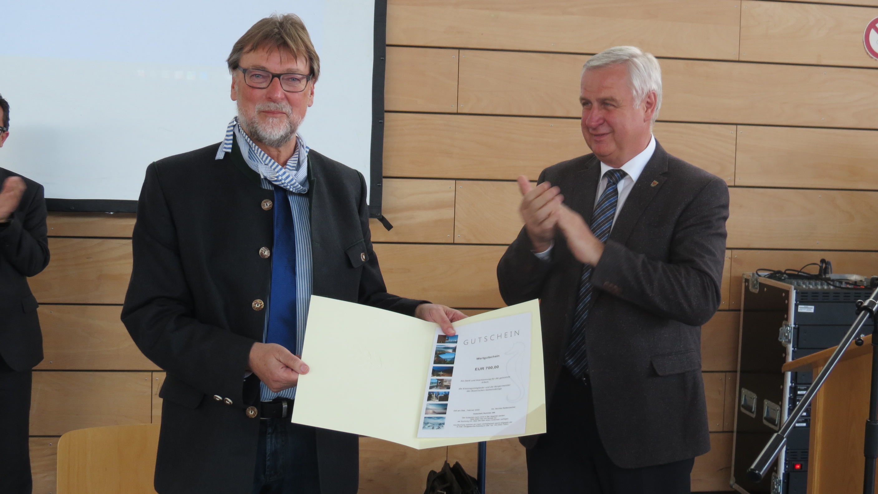 Reinhard Heinrich bei der Übergabe des Gutscheins an Landrat Martin Wolf