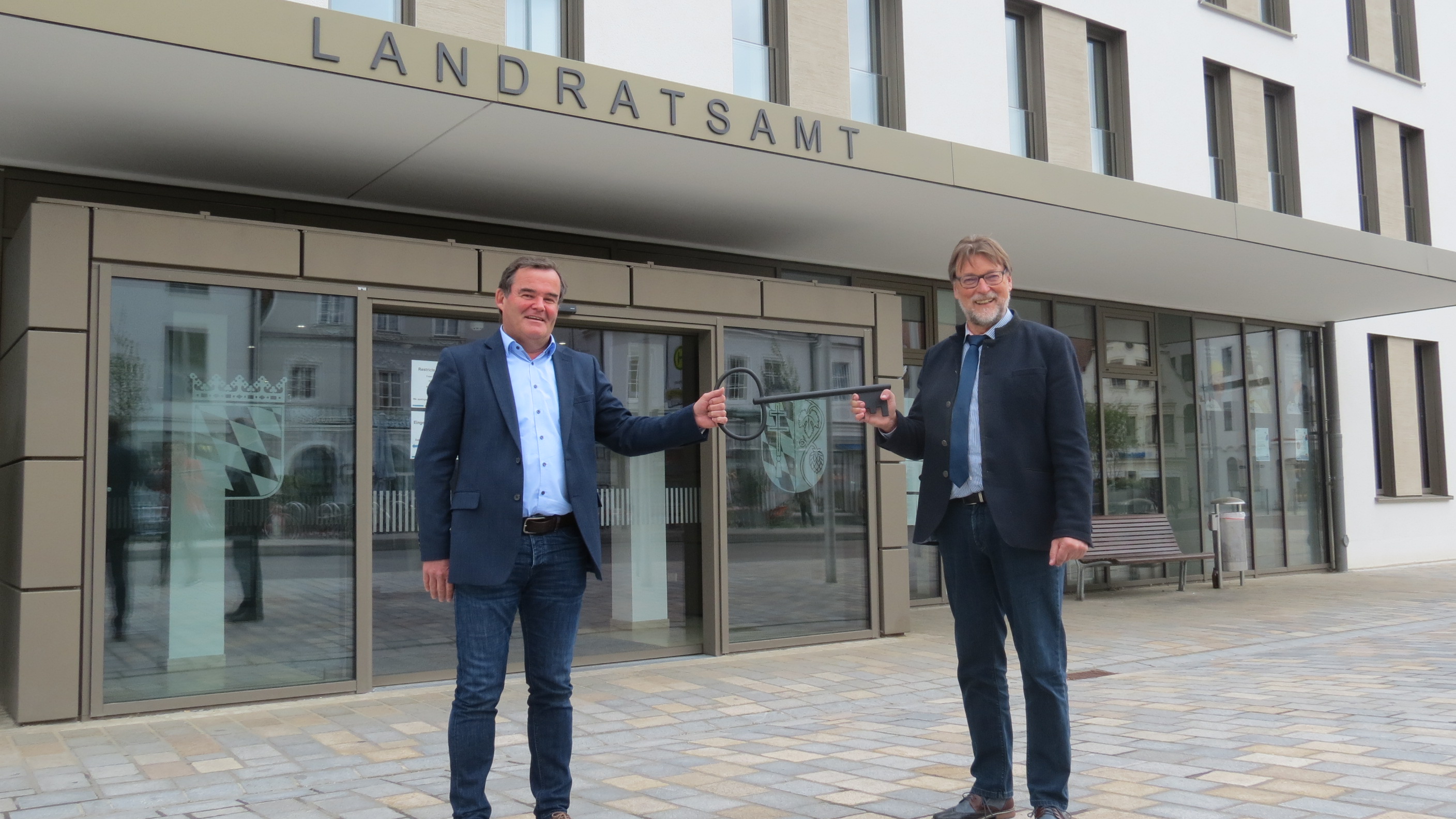 Als Symbol des Amtswechsels überreichte Martin Wolf seinem Nachfolger den „Schlüssel des Landratsamts Als Symbol des Amtswechsels überreichte Martin Wolf seinem Nachfolger den „Schlüssel des Landratsamts