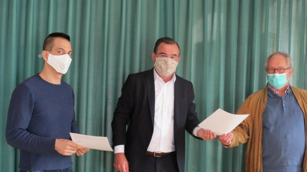 Landrat Albert Gürtner ernennt Herrn Dr. Skoruppa (li.) zum Versorgungsarzt und bedankt sich bei Herrn Dr. Wiedemann (re.) für die geleistete Arbeit. Landrat Albert Gürtner ernennt Herrn Dr. Skoruppa (li.) zum Versorgungsarzt und bedankt sich bei Herrn Dr. Wiedemann (re.) für die geleistete Arbeit.