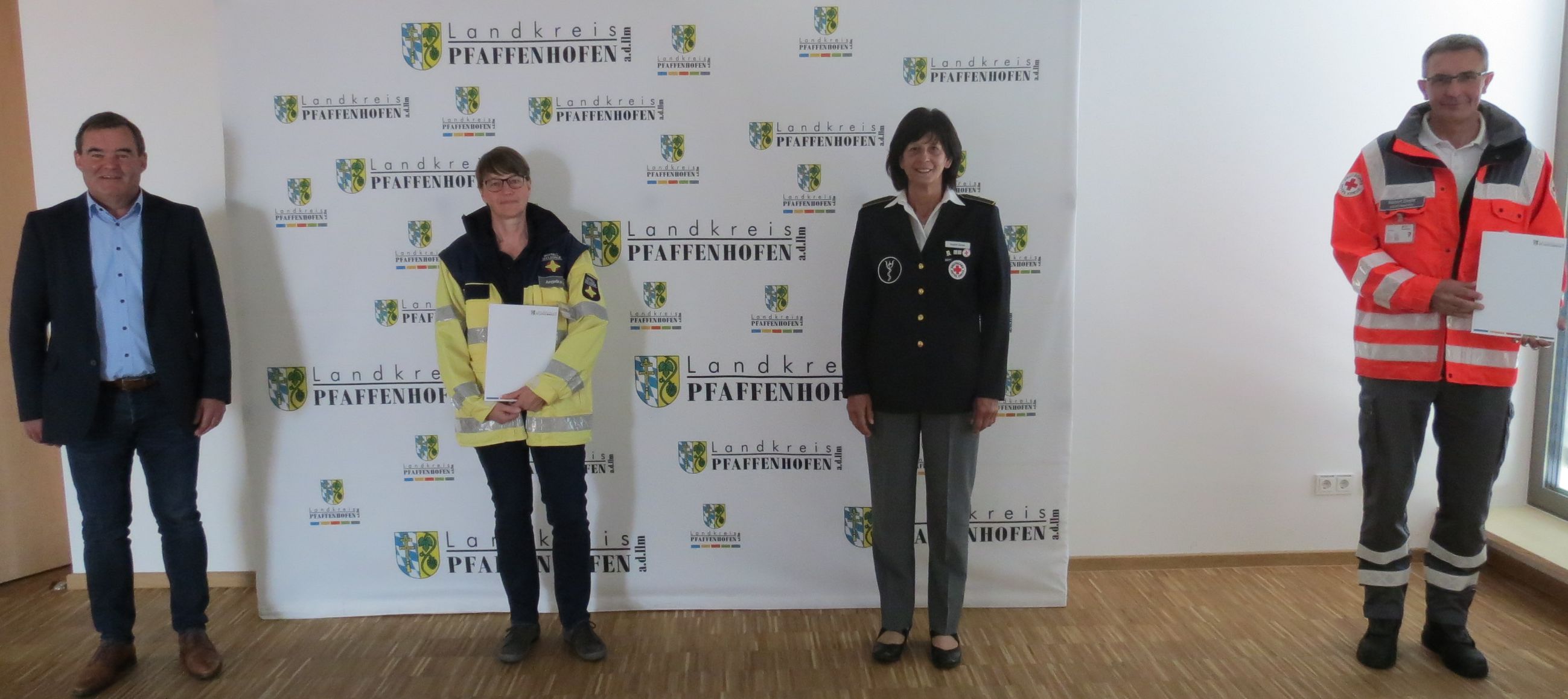 Von links nach rechts: Landrat Albert Gürtner, Angelika Stolz, Ingrid Zierer (Leiterin des Fachdienstes Krisenintervention) Norbert Ziegler Von links nach rechts: Landrat Albert Gürtner, Angelika Stolz, Ingrid Zierer (Leiterin des Fachdienstes Krisenintervention) Norbert Ziegler
