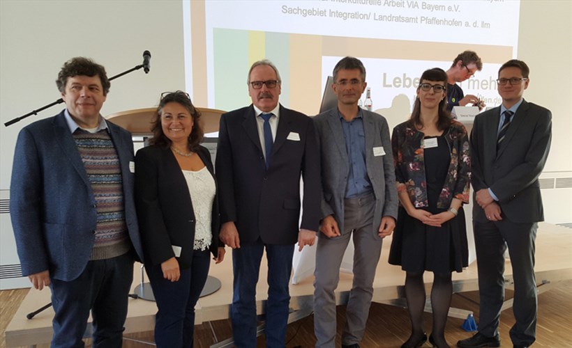 Stellv. Landrat Josef Finkenzeller  (3. v. li), Christine Pietsch, Leiterin des Sachgebiets Integration am Landratsamt, AbtL Michael Reile vom Landratsamt (beide rechts mit Gästen)