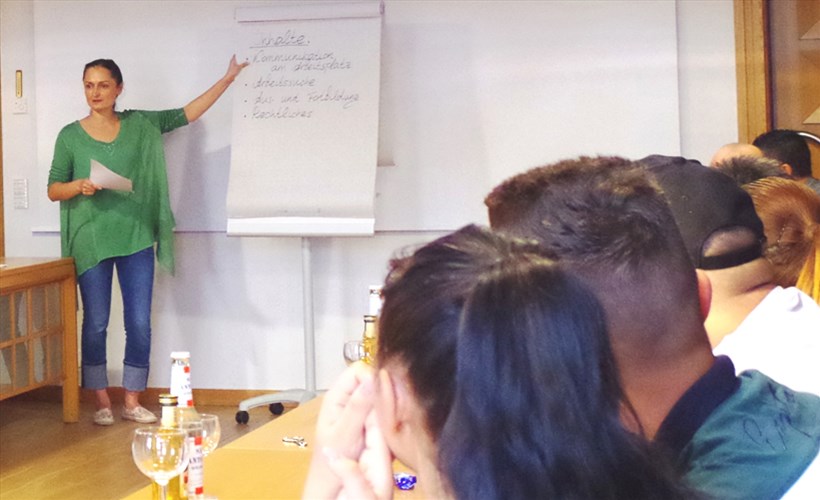 Bildungskoordinatorin Galina Römmert-Rühle erläuterte bei der Auftaktveranstaltung in Wolnzach die Inhalte der Sprachkurse Bildungskoordinatorin Galina Römmert-Rühle erläuterte bei der Auftaktveranstaltung in Wolnzach die Inhalte der Sprachkurse