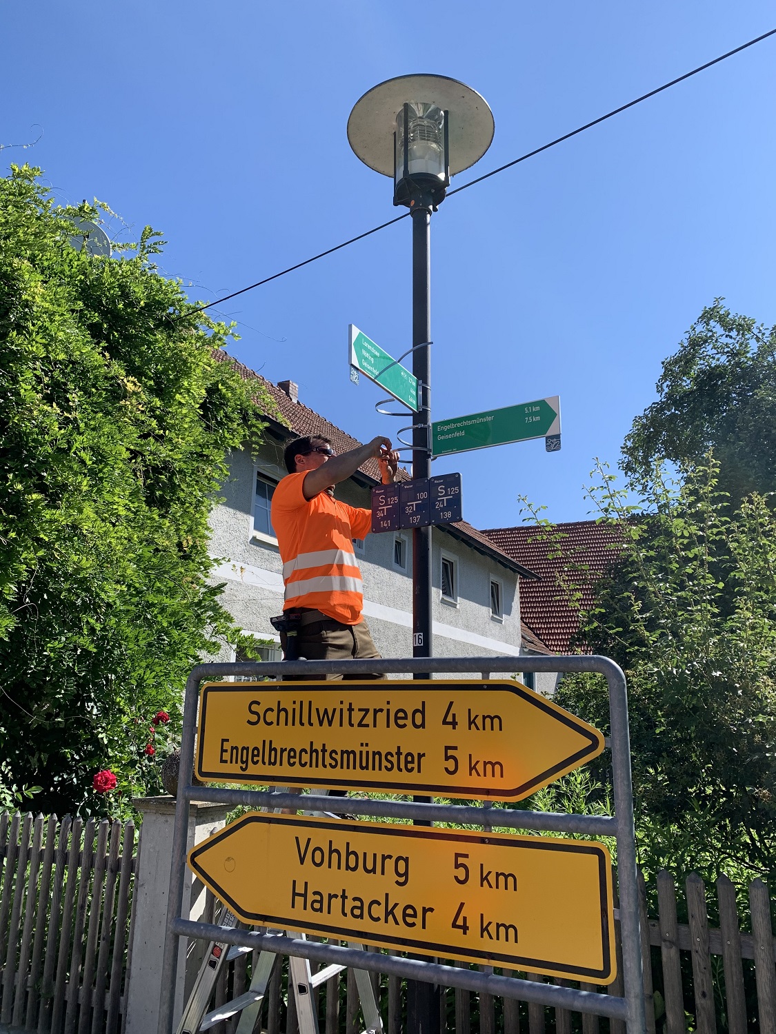 Rund 5500 neue Wegweiser und Routensignets werden in den kommenden Wochen und Monaten im Landkreis platziert. Rund 5500 neue Wegweiser und Routensignets werden in den kommenden Wochen und Monaten im Landkreis platziert.