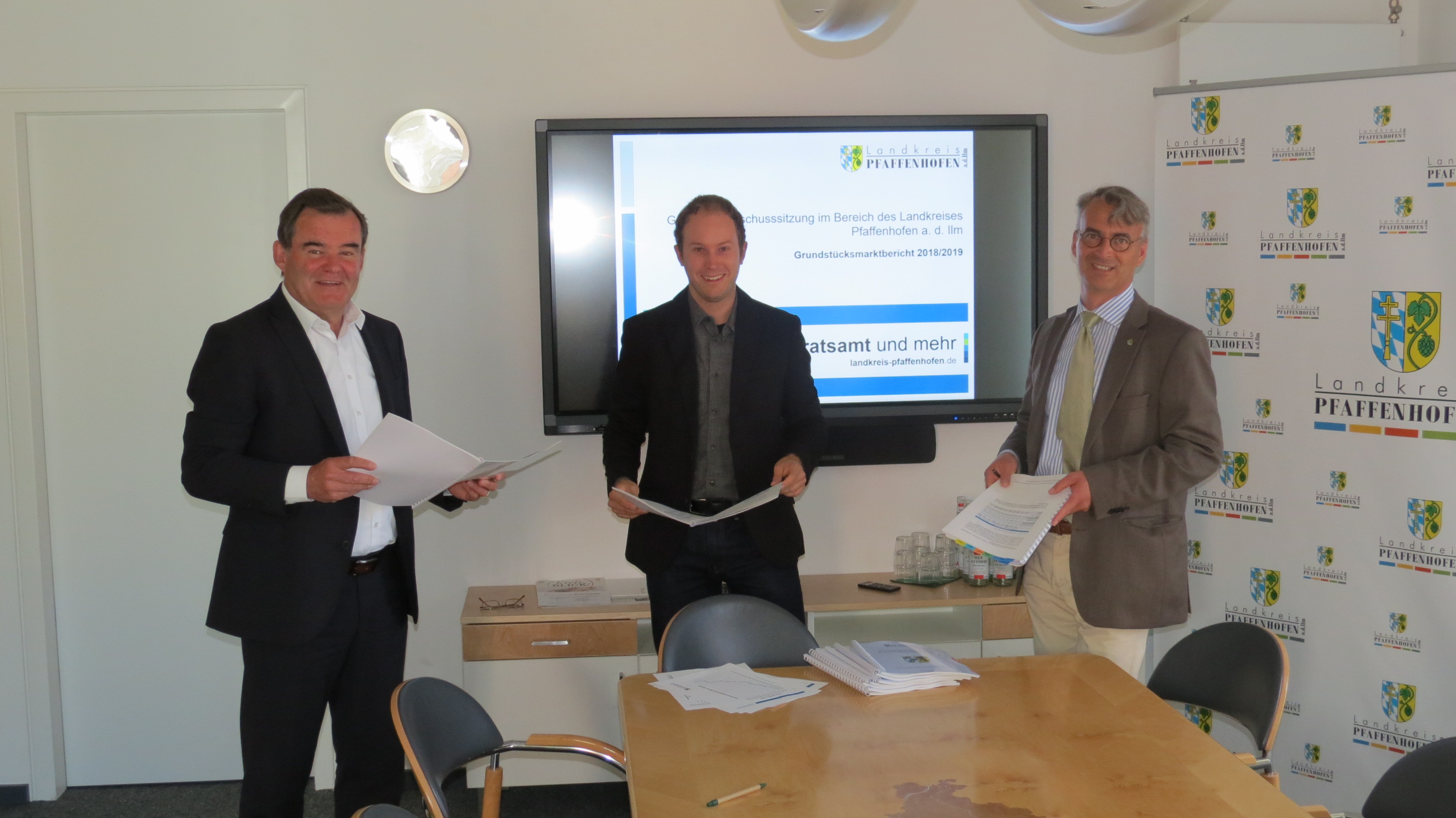 v.l.n.r: Landrat Albert Gürtner, Benjamin Wolf, Geschäftsstelle des Gutachterausschusses und der Vorsitzende des Ausschusses Gunther F.-L. Hasse v.l.n.r: Landrat Albert Gürtner, Benjamin Wolf, Geschäftsstelle des Gutachterausschusses und der Vorsitzende des Ausschusses Gunther F.-L. Hasse