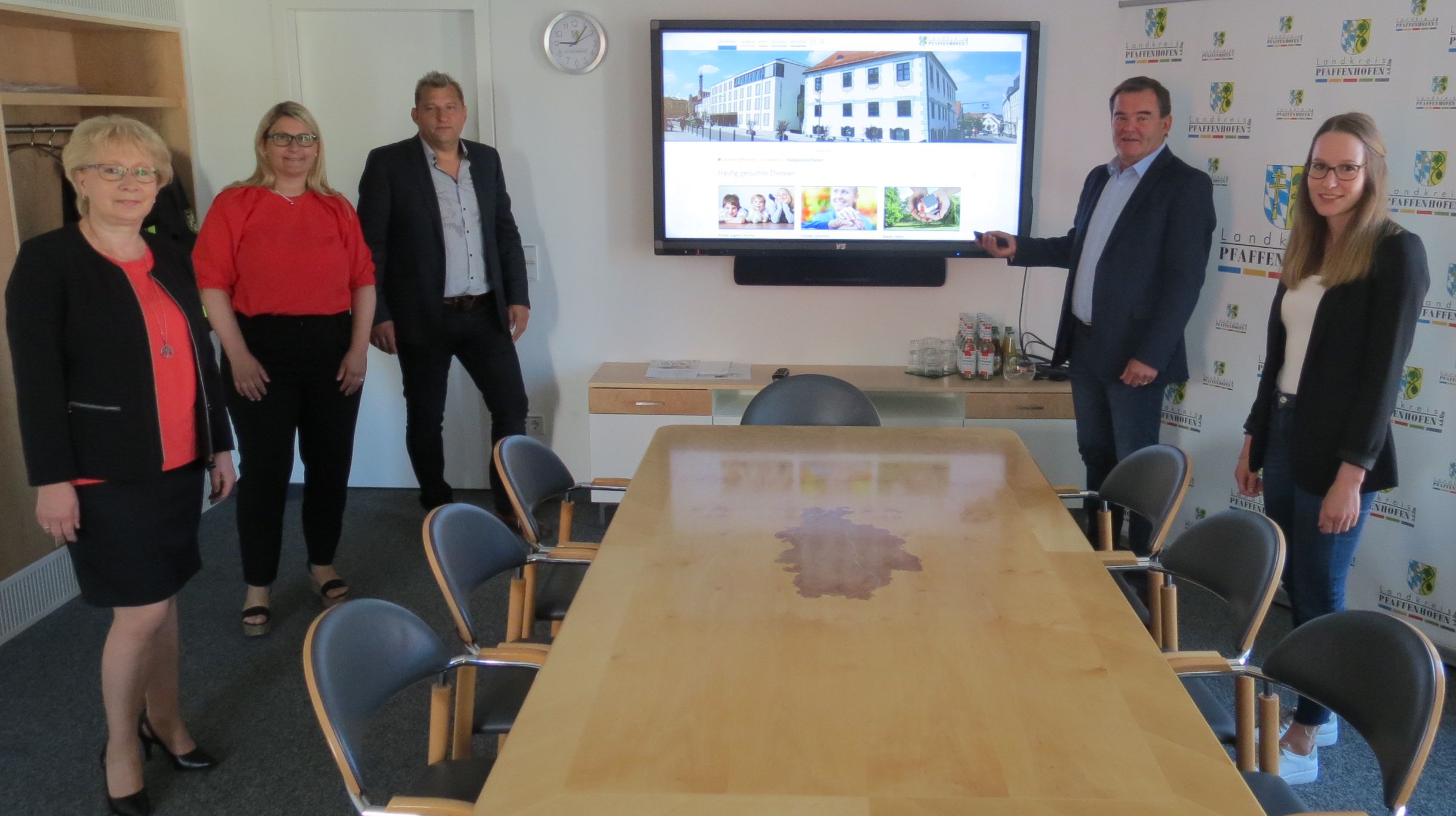 Landrat Albert Gürtner bei der Präsentation der neuen Webseite mit den beiden Webredakteurinnen Rita Kerschenlohr und Isolde Kauf, Sachgebietsleiter Robert Rambach und Regina Brummer, Leiterin des Projektteams Internet (v.l.n.r.)