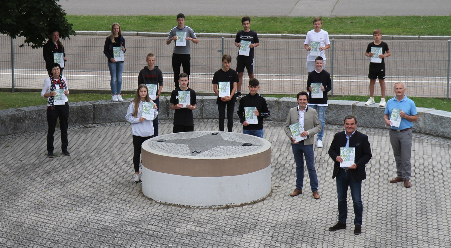 Ausbildung, Praktikum oder Studium: neuer Ausbildungskompass informiert über berufliche Vielfalt im Landkreis