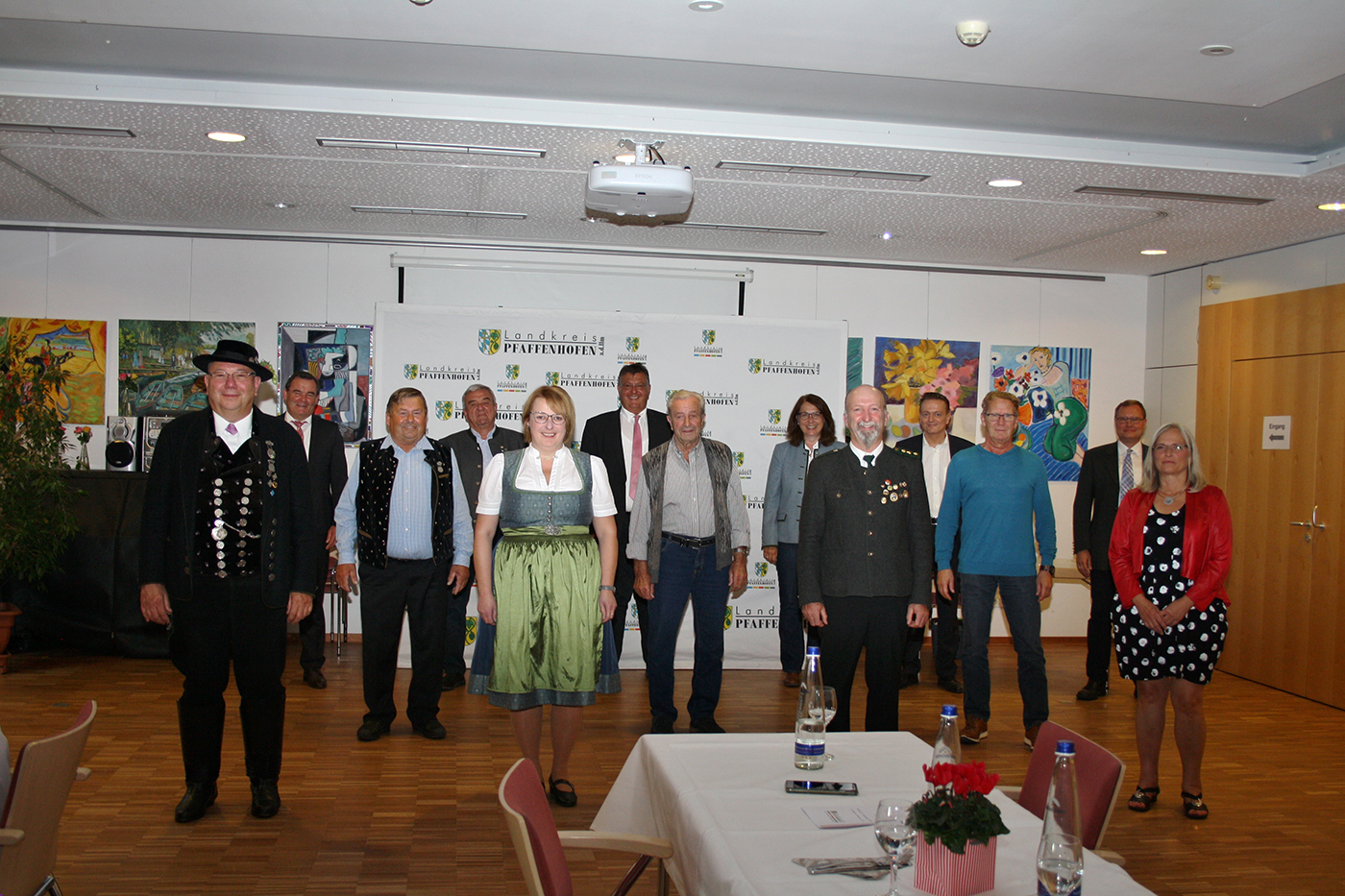 v.l.n.r.: R. Dietz, Landrat A. Gürtner, Th. Binner, F. Rothmeier, M. Lohwasser, H. Nerb, J. Kirmaier, MdL T. Schorer-Dreml R. Thalhofer, K. Straub, R. Dörfler, M. Hampel u. R. Manthey v.l.n.r.: R. Dietz, Landrat A. Gürtner, Th. Binner, F. Rothmeier, M. Lohwasser, H. Nerb, J. Kirmaier, MdL T. Schorer-Dreml R. Thalhofer, K. Straub, R. Dörfler, M. Hampel u. R. Manthey