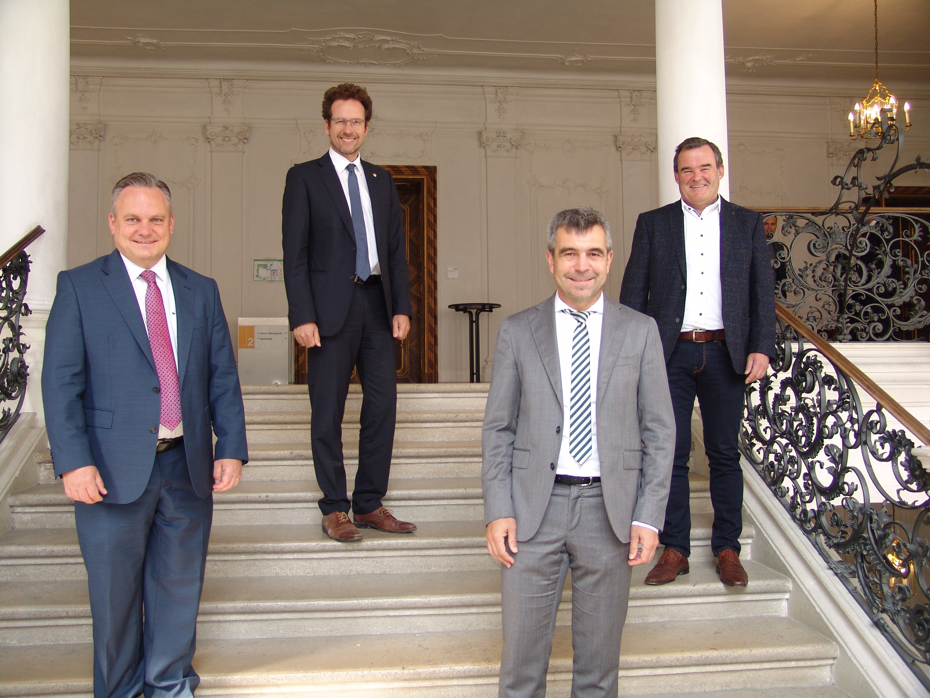 Oberbürgermeister Dr. Christian Scharpf (IN), Landrat Peter von der Grün (ND-SOB), Landrat Alexander Anetsberger (EI) und Landrat Albert Gürtner beim Austausch im Eichstätter Rathaus.