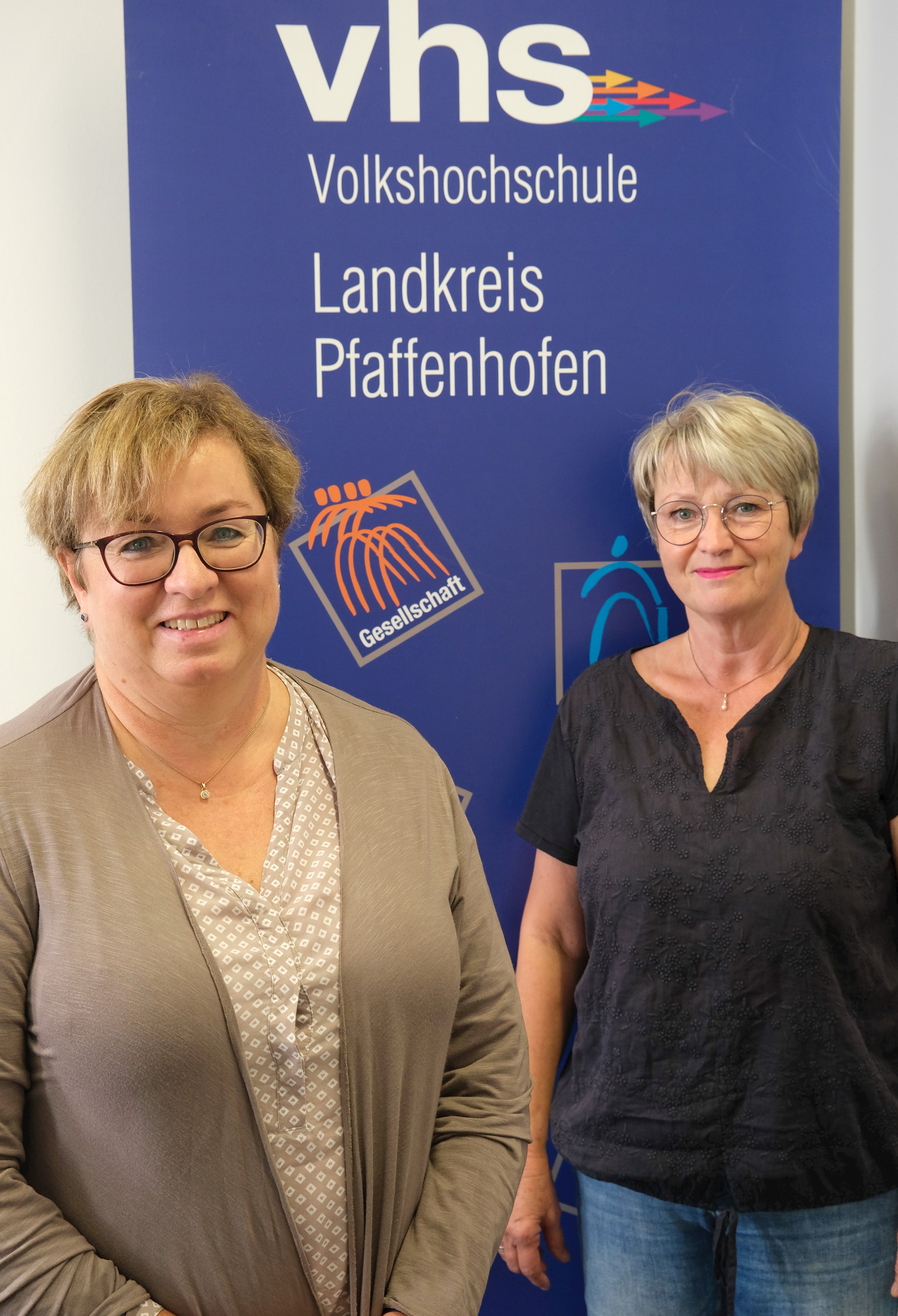 Sabine Gigl (links) hat die Leitung der vhs in Geisenfeld von Marianne Schilcher (rechts) übernommen.