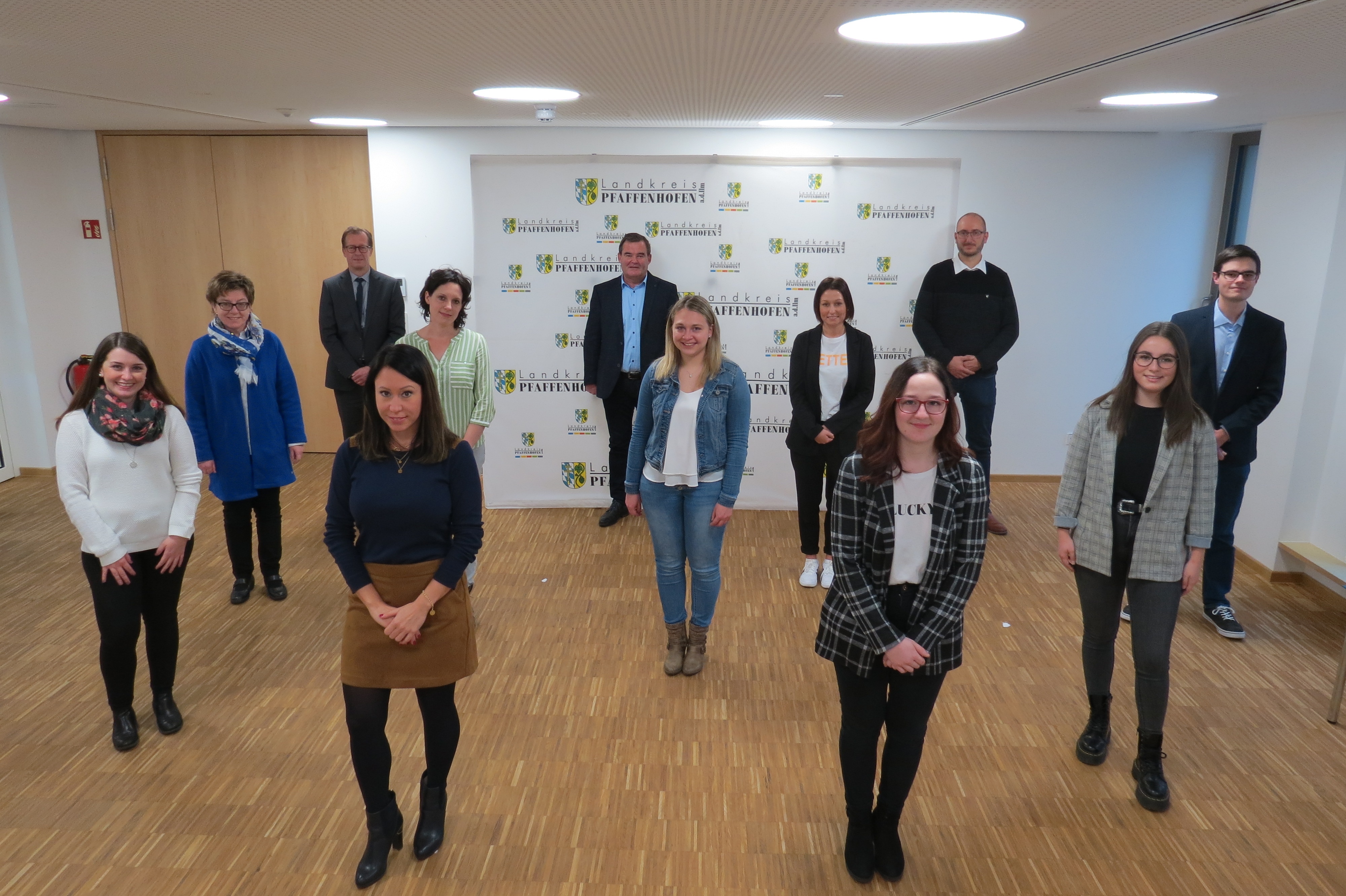 Die erfolgreichen Nachwuchskräfte mit Landrat A. Gürtner (hinten Mitte), AbtL W. Reisinger (hintere Reihe li.), Sachgebietsleiterin Personal A. Köstler-Hösl (2. Reihe v. hinten, li.) und Ausbildungsleiterin M. Frank (2. Reihe v. hinten, 2.v.r.) Die erfolgreichen Nachwuchskräfte mit Landrat A. Gürtner (hinten Mitte), AbtL W. Reisinger (hintere Reihe li.), Sachgebietsleiterin Personal A. Köstler-Hösl (2. Reihe v. hinten, li.) und Ausbildungsleiterin M. Frank (2. Reihe v. hinten, 2.v.r.)