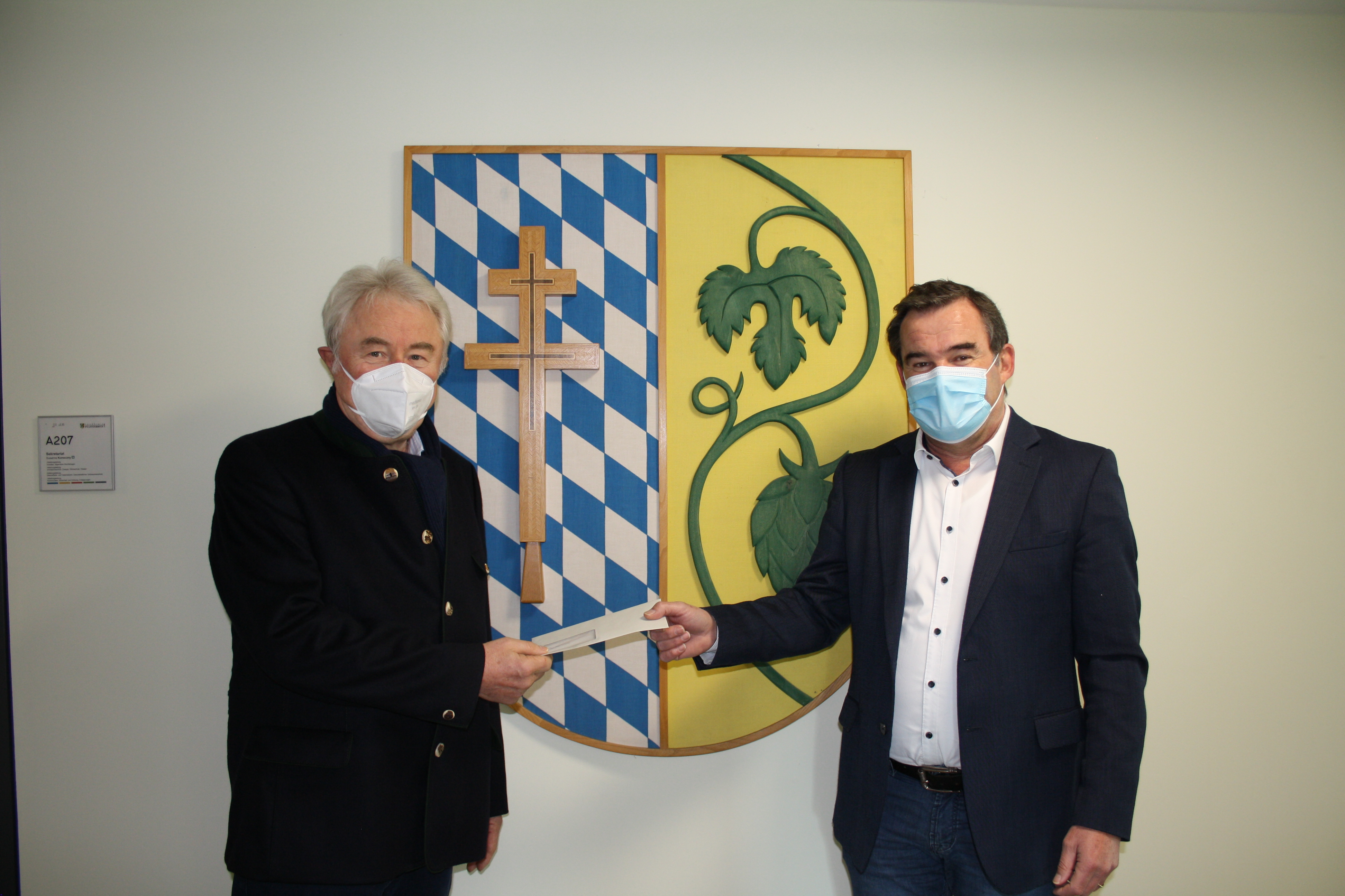 Dr. Peter Korzinek (li) wird künftig die ärztliche Leitung der beiden Impfzentren im Landkreis Pfaffenhofen übernehmen.
