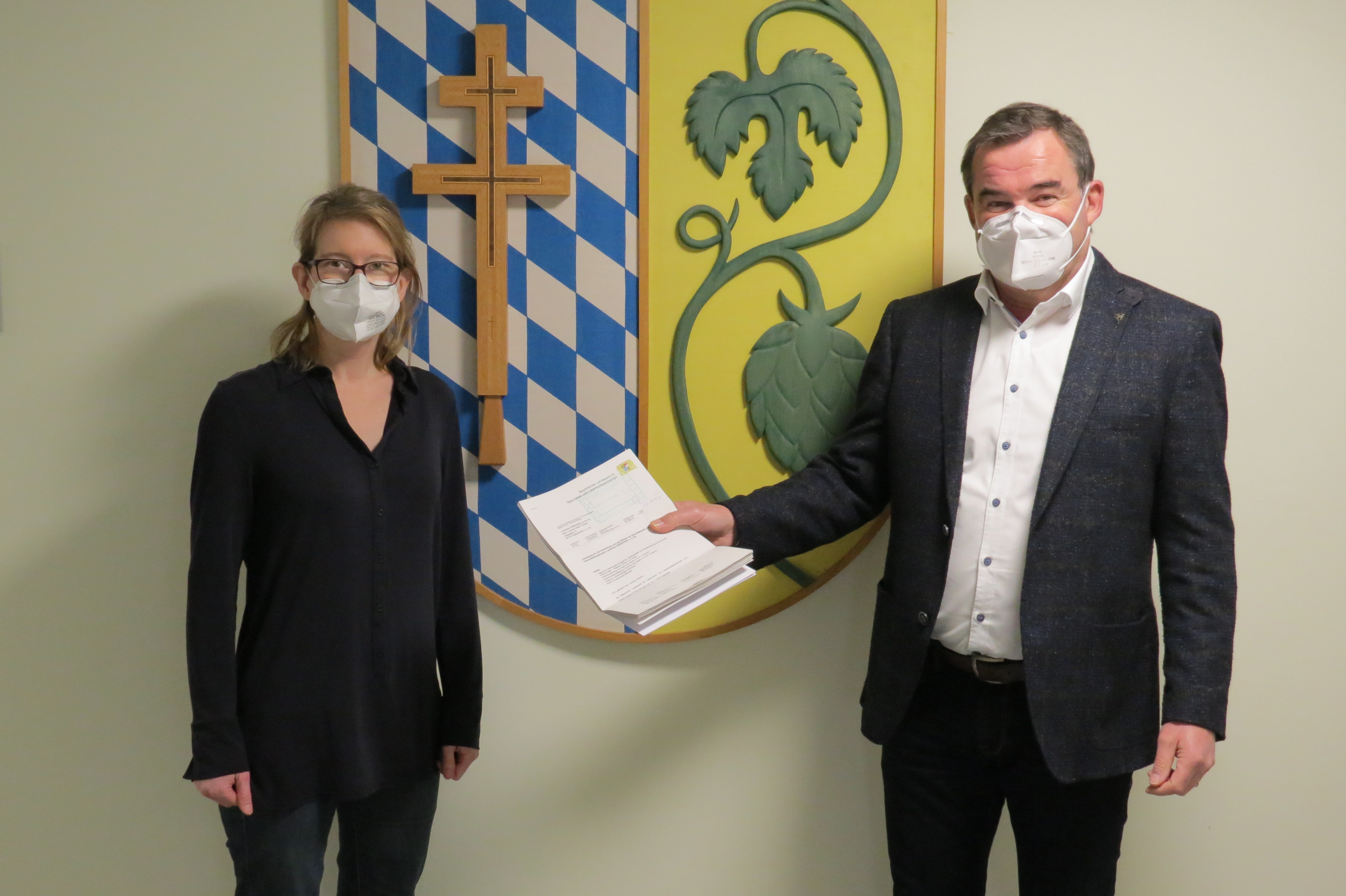 Landrat Albert Gürtner (re.) und die Leiterin des Gesundheitsamts Pfaffenhofen Dr. Martina Kudernatsch (li.) freuen sich über den Förderbescheid zur Etablierung einer Gesundheitsregionplus im Landkreis Pfaffenhofen.