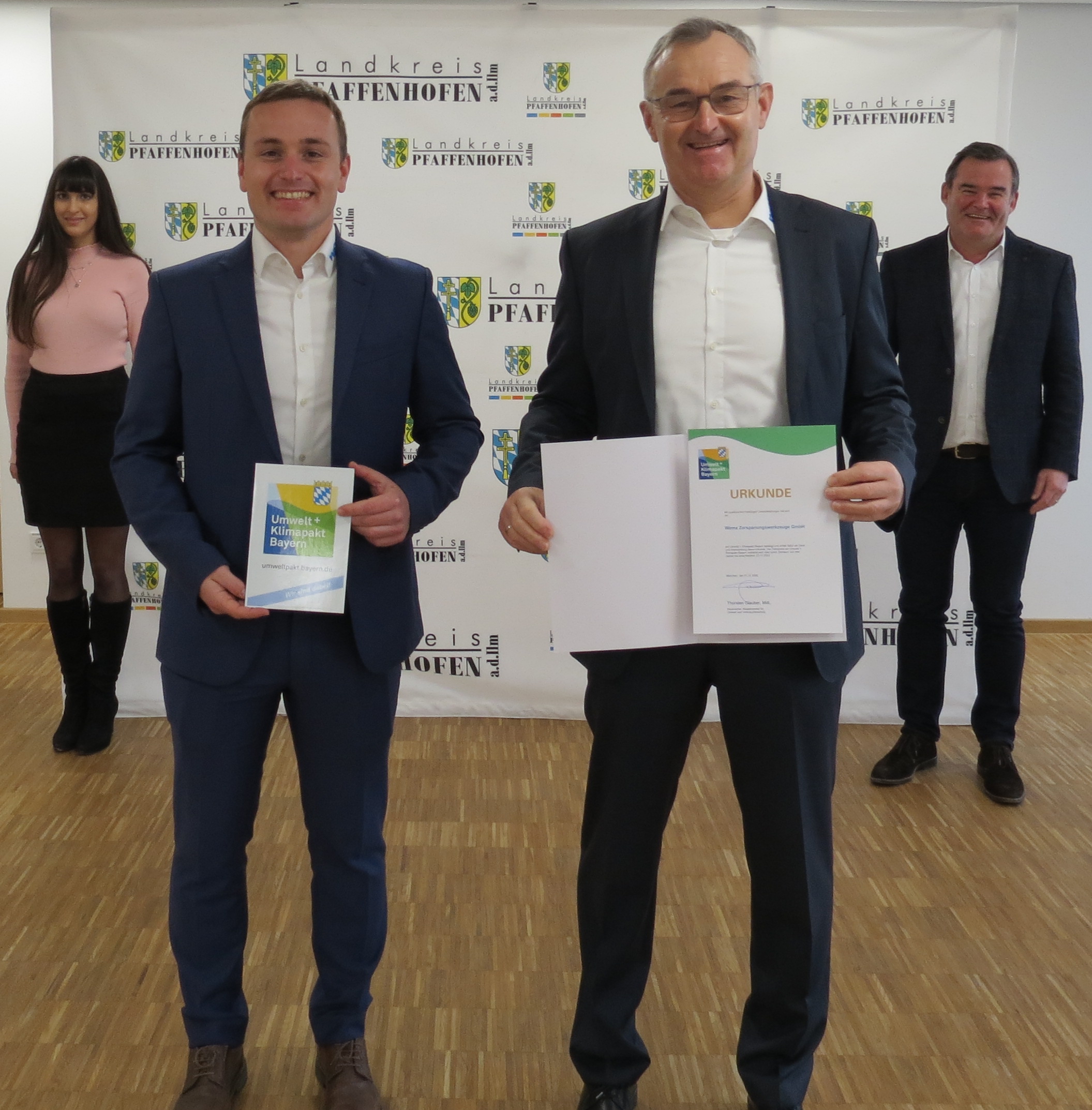 v.r.n.l.: Landrat Albert Gürtner, Max Prem, Florian Prem und Abteilungsleiterin Katharina Baschab vom Landratsamt v.r.n.l.: Landrat Albert Gürtner, Max Prem, Florian Prem und Abteilungsleiterin Katharina Baschab vom Landratsamt