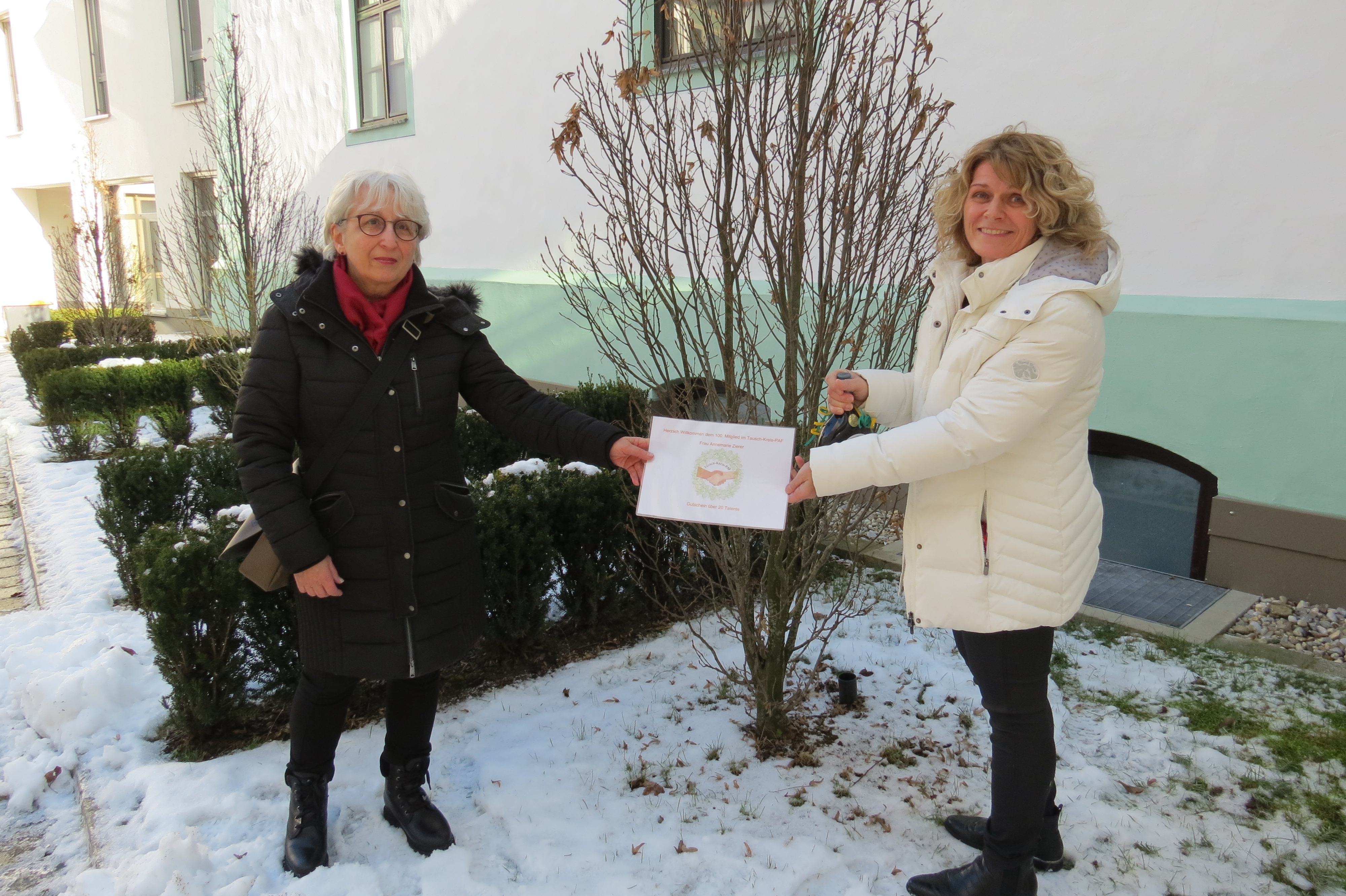 Uschi Schlosser (rechts) vom Organisationsteam des Tausch-Kreises-PAF freut sich über das 100. Mitglied, Frau Annemarie Zierer aus Pfaffenhofen.