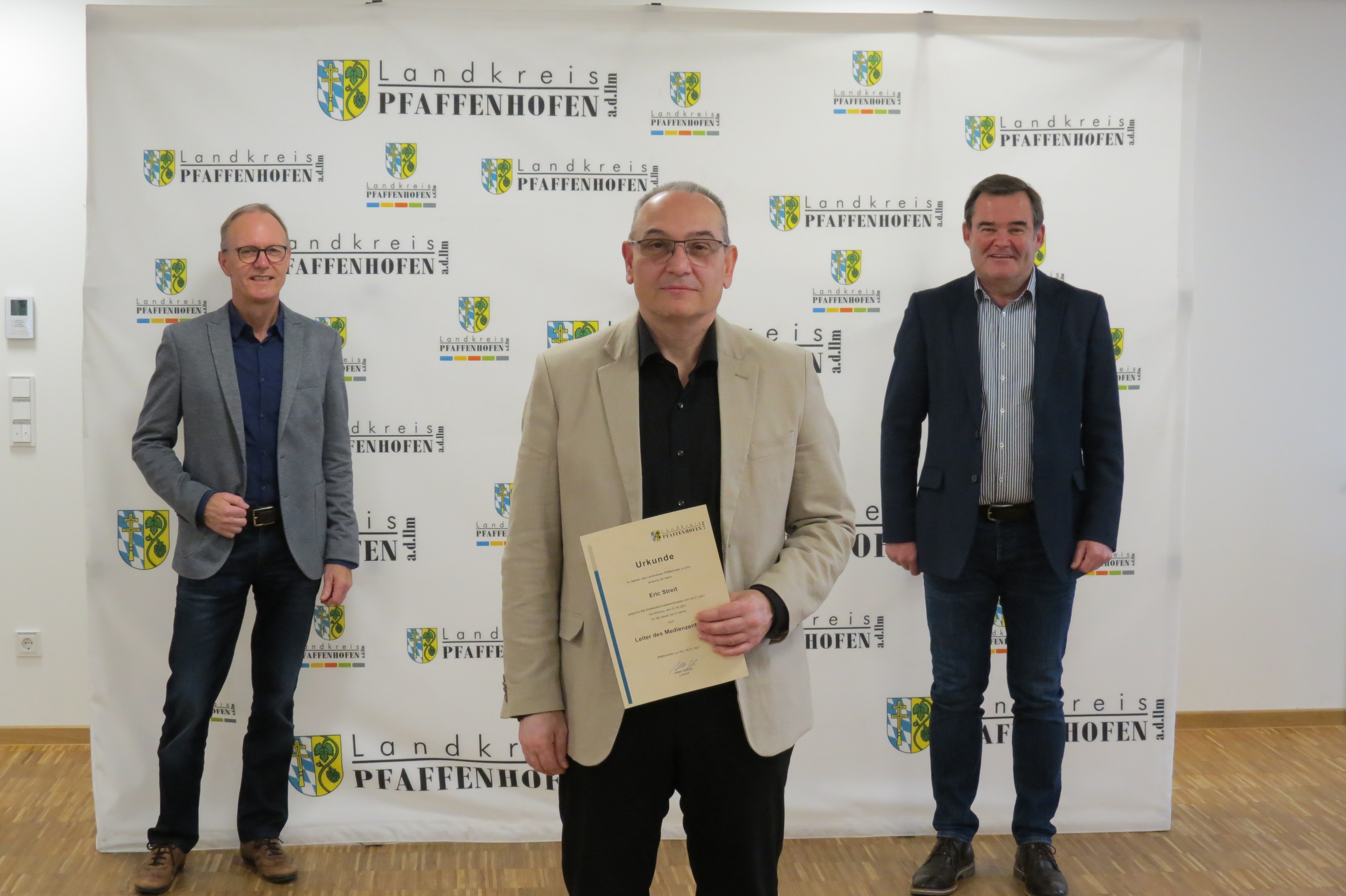 Freuen sich auf die zukünftige Zusammenarbeit: v.l.n.r.: Peter Sauer, Leiter des Sachgebiets VHS, Kultur am Landratsamt, der neue Leiter des Medienzentrums Eric Streit und Landrat Albert Gürtner Freuen sich auf die zukünftige Zusammenarbeit: v.l.n.r.: Peter Sauer, Leiter des Sachgebiets VHS, Kultur am Landratsamt, der neue Leiter des Medienzentrums Eric Streit und Landrat Albert Gürtner