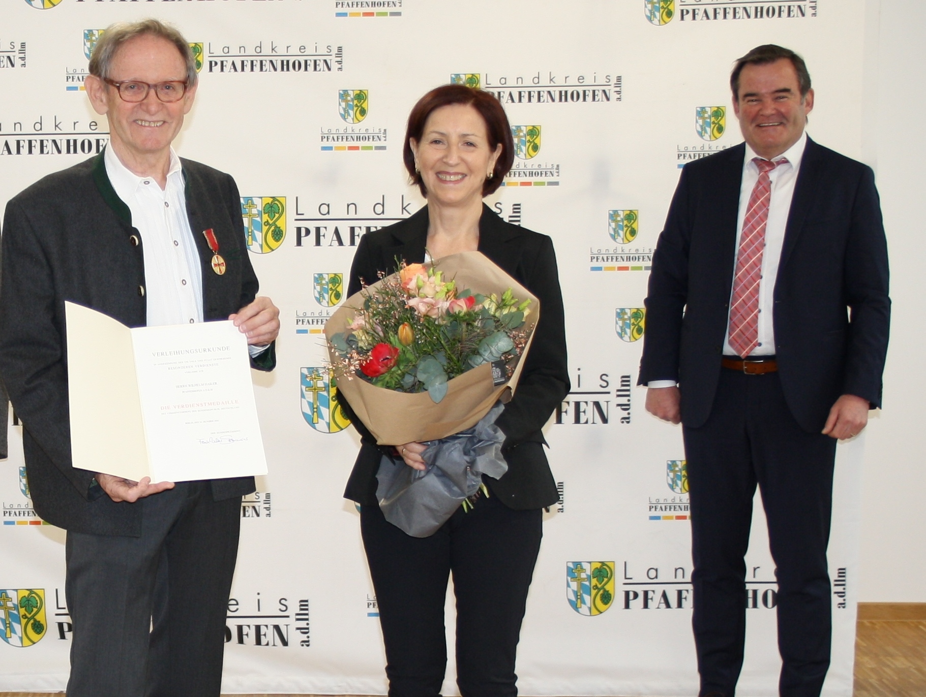 Willy Hailer mit seiner Frau Herta und Landrat Albert Gürtner bei der Auszeichnung mit der Verdienstmedaille des Verdienstordens der Bundesrepublik Deutschland