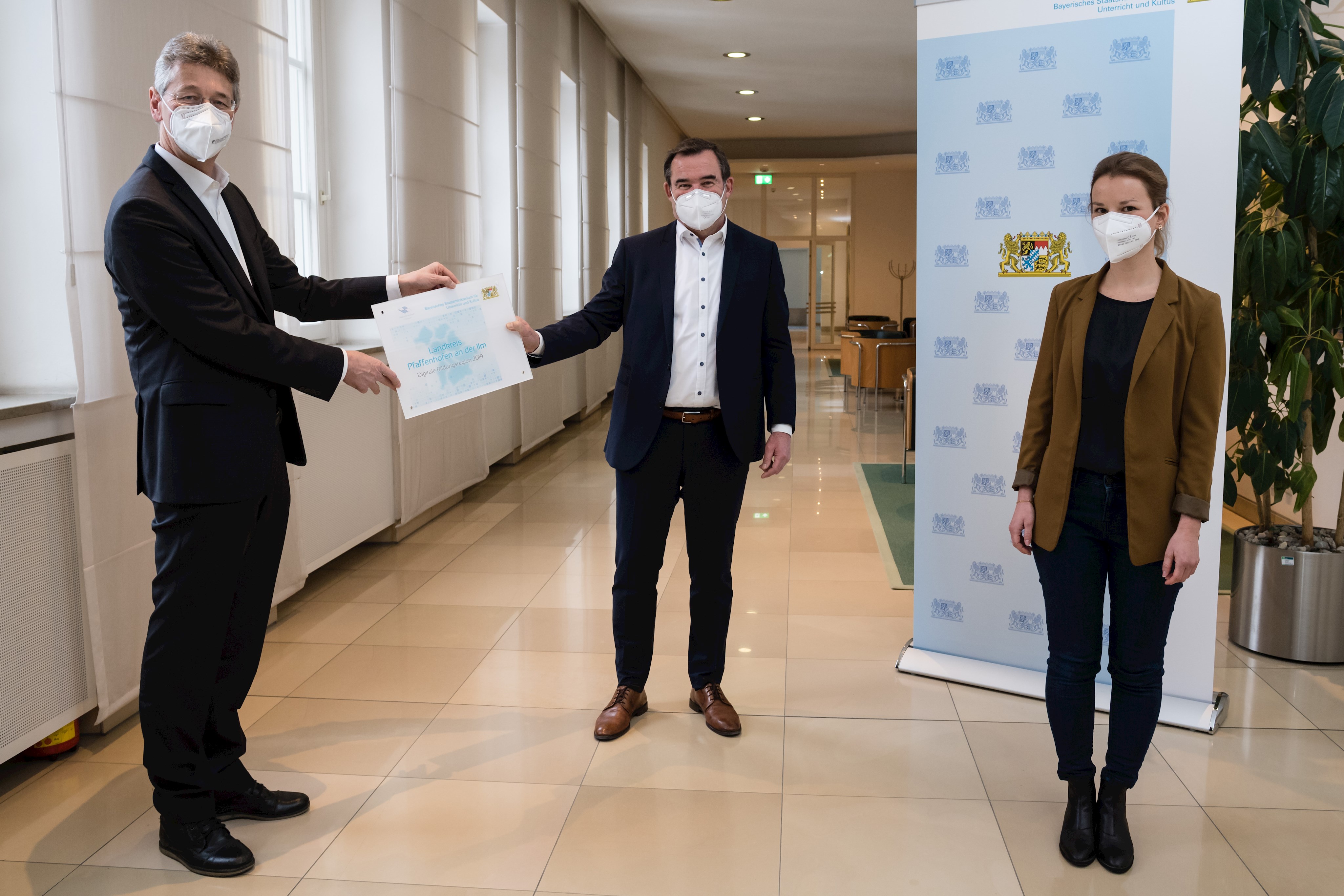 v.l.n.r.: Kultusminister Michael Piazolo, Landrat Albert Gürtner und Christina Berger vom Bildungsbüro des Landkreises, 
Foto: A. Gebert / © StMUK