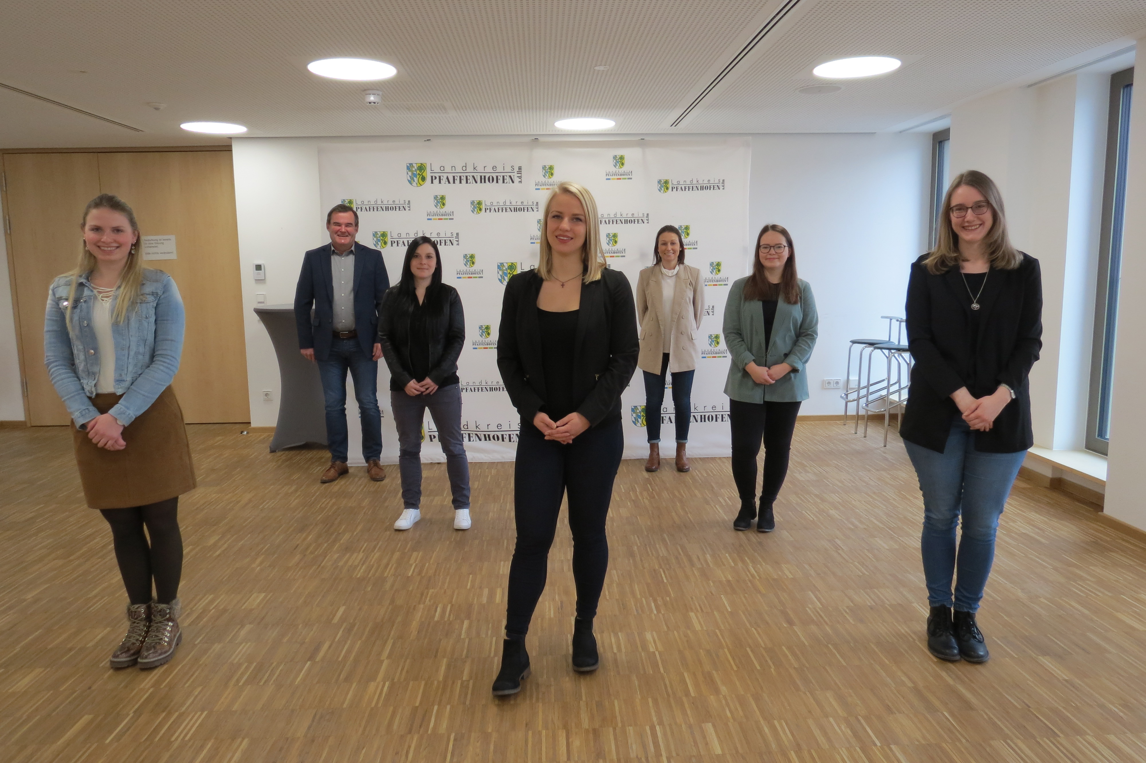 v.l.n.r.: hintere Reihe: Landrat Albert Gürtner und Ausbildungsbeauftragte Melanie Frank, mittlere Reihe: Laura Hoffmann und Sabrina Kutschka, vorne: Sandra Schmeller, Susanne Marb und Melanie Kosel v.l.n.r.: hintere Reihe: Landrat Albert Gürtner und Ausbildungsbeauftragte Melanie Frank, mittlere Reihe: Laura Hoffmann und Sabrina Kutschka, vorne: Sandra Schmeller, Susanne Marb und Melanie Kosel