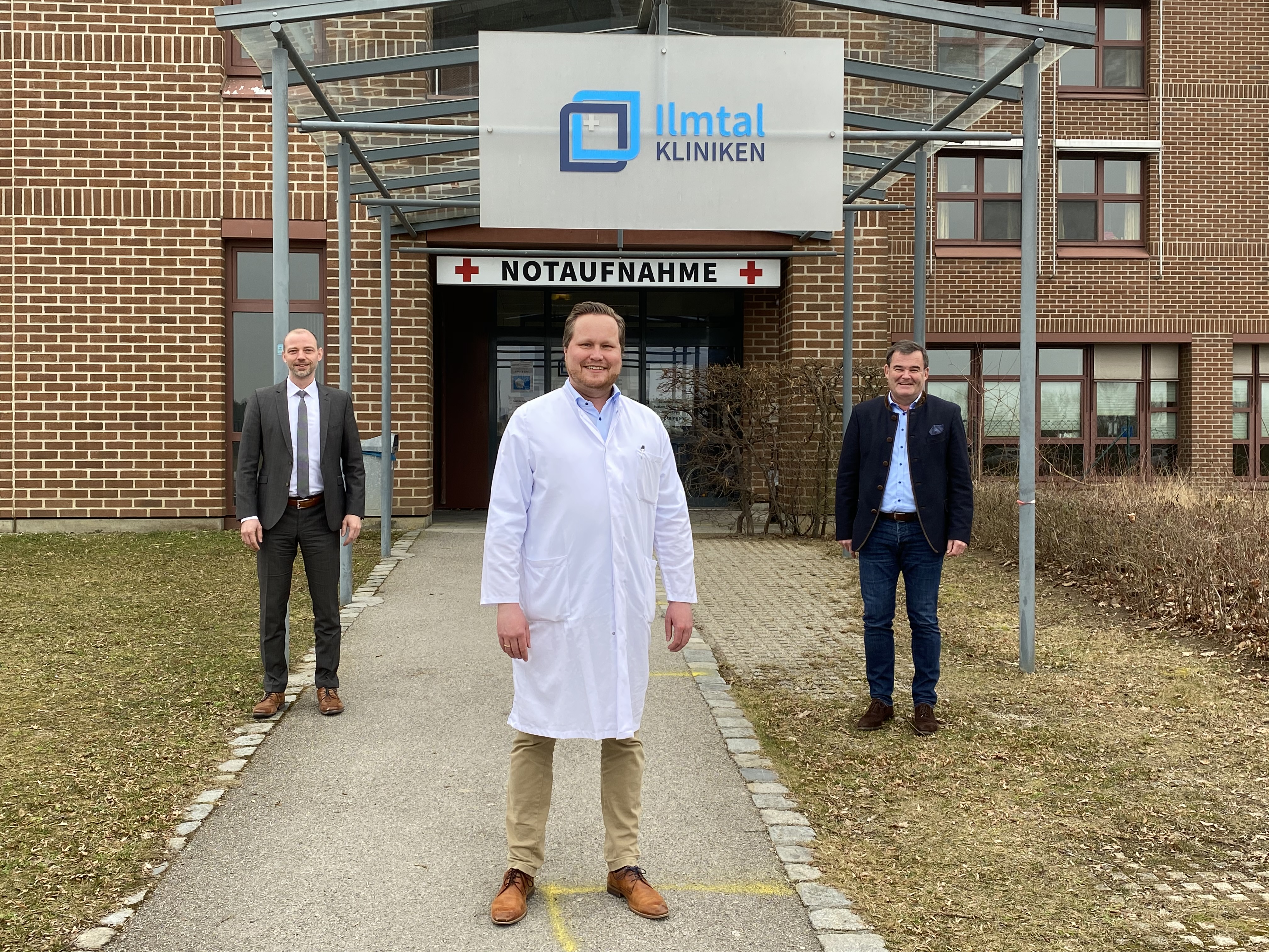 Geschäftsführer der Ilmtalkliniken, Ingo Goldammer (l) und Landrat Albert Gürtner (r) begrüßen den neuen Chefarzt PD Dr. med. Christian Ossendorf herzlich.