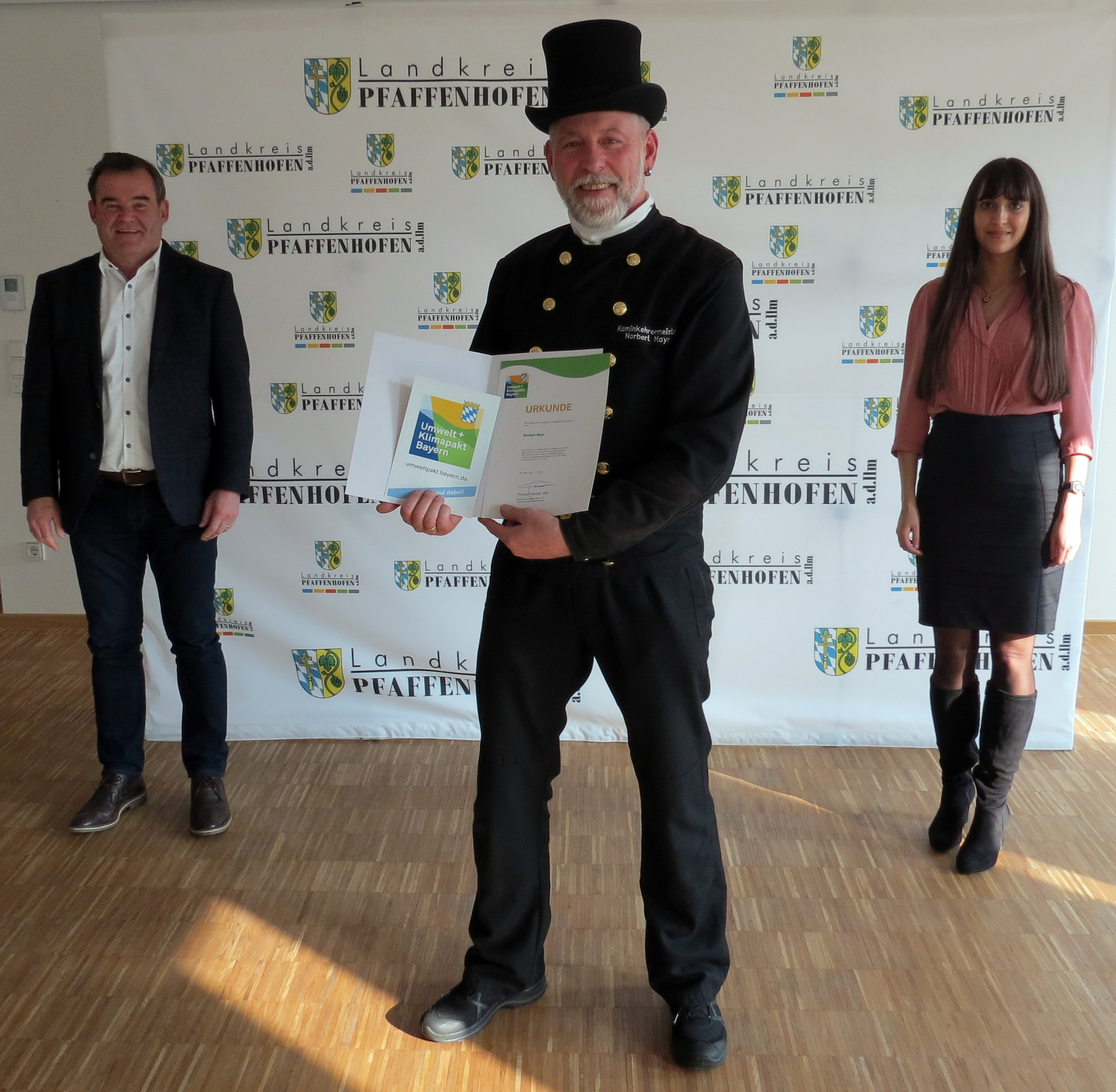 v.l.n.r.: Landrat Albert Gürtner, Bezirkskaminkehrermeister Norbert Mayr und Abteilungsleiterin Katharina Baschab v.l.n.r.: Landrat Albert Gürtner, Bezirkskaminkehrermeister Norbert Mayr und Abteilungsleiterin Katharina Baschab