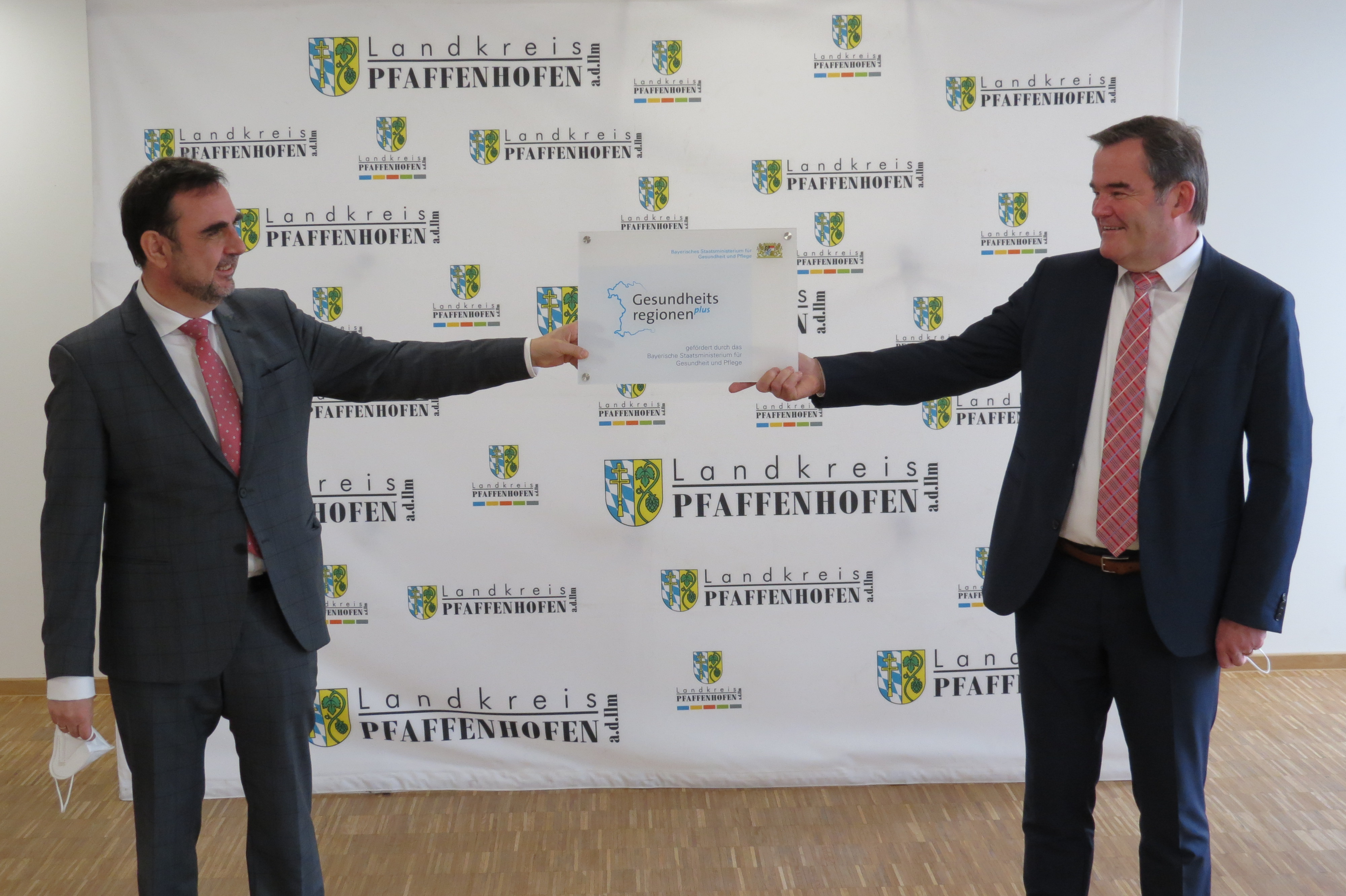 Bayerns Gesundheits- und Pflegeminister Klaus Holetschek (li.) bei der Übergabe der Plakette an Landrat Albert Gürtner (re.) Bayerns Gesundheits- und Pflegeminister Klaus Holetschek (li.) bei der Übergabe der Plakette an Landrat Albert Gürtner (re.)