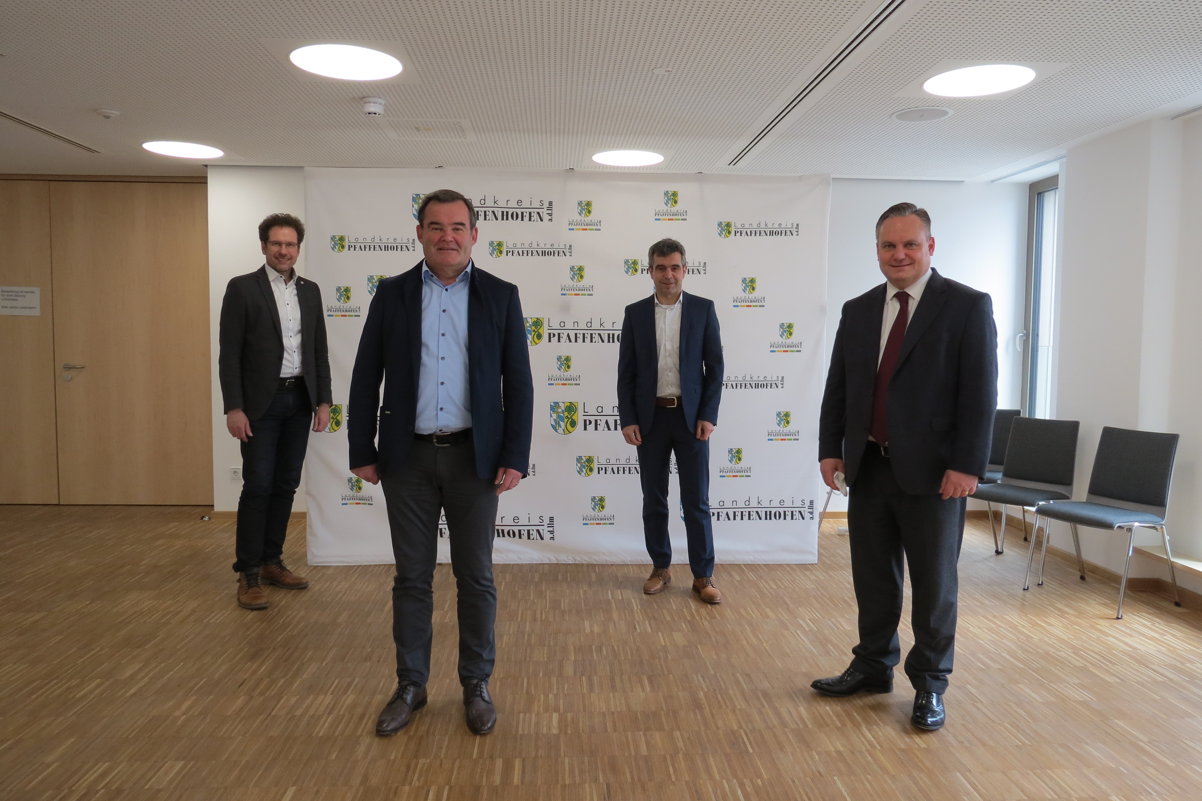 v.l.n.r. Landrat Peter von der Grün (ND-SOB), Landrat Albert Gürtner (PAF), Landrat Alexander Anetsberger (EI), Oberbürgermeister Christian Scharpf (IN) v.l.n.r. Landrat Peter von der Grün (ND-SOB), Landrat Albert Gürtner (PAF), Landrat Alexander Anetsberger (EI), Oberbürgermeister Christian Scharpf (IN)