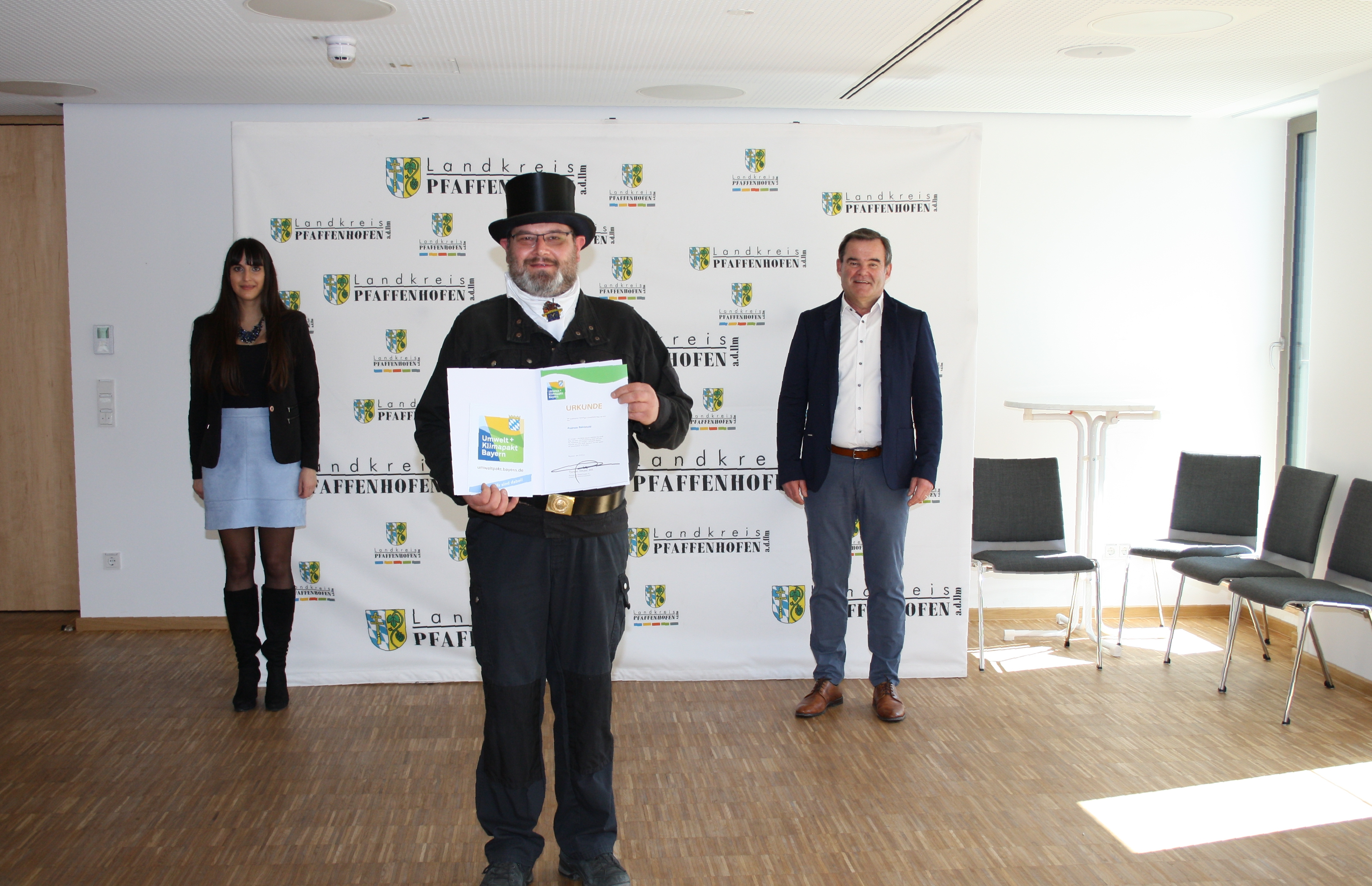 v.r.n.l.: Landrat Albert Gürtner, Bezirkskaminkehrermeister Andreas Reichhold und Abteilungsleiterin Katharina Baschab v.r.n.l.: Landrat Albert Gürtner, Bezirkskaminkehrermeister Andreas Reichhold und Abteilungsleiterin Katharina Baschab