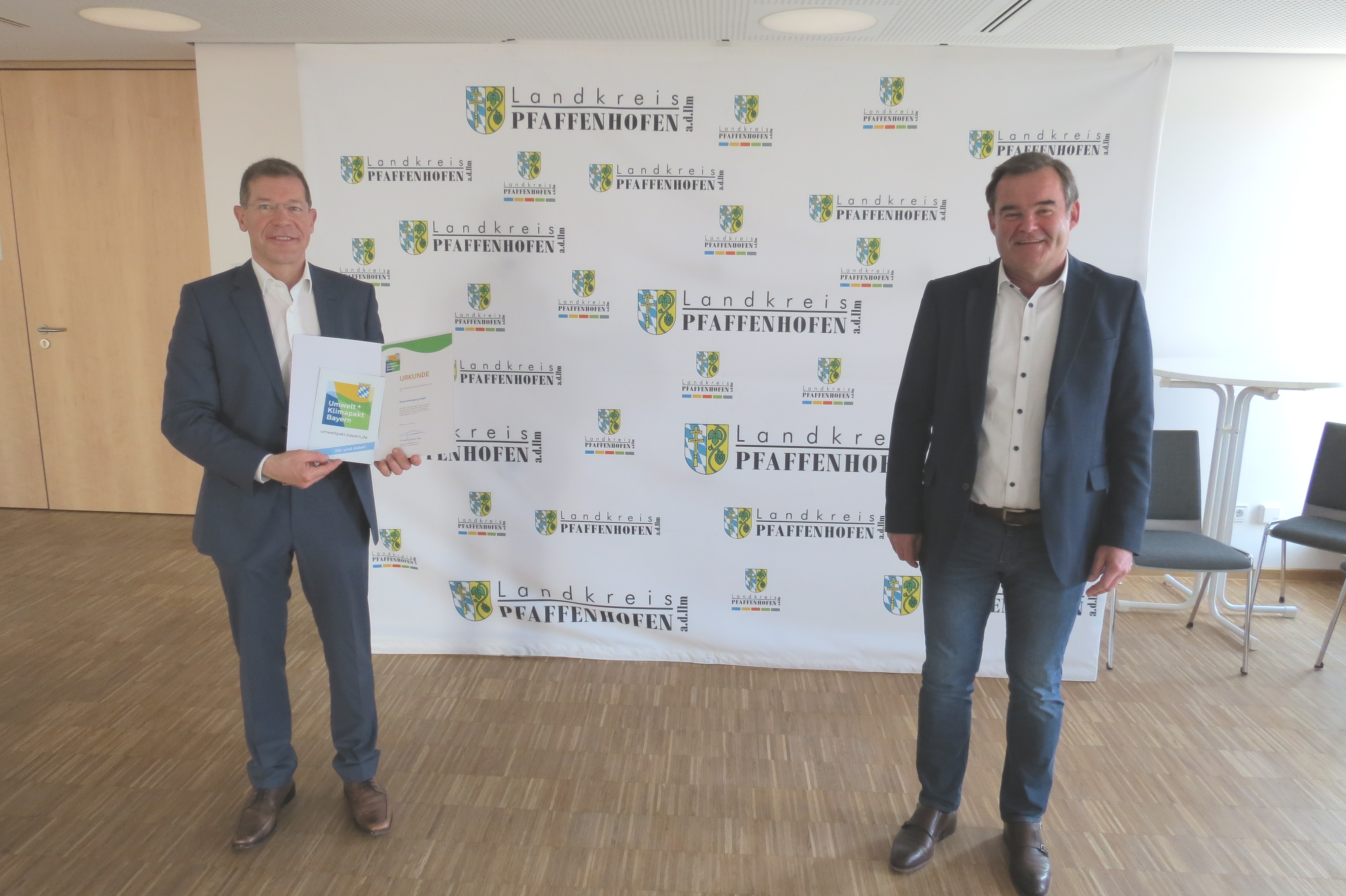 Überreichung der Urkunde an Herrn Geschäftsführer Thomas Leistsritz (li.) durch Landrat Albert Gürtner Überreichung der Urkunde an Herrn Geschäftsführer Thomas Leistsritz (li.) durch Landrat Albert Gürtner