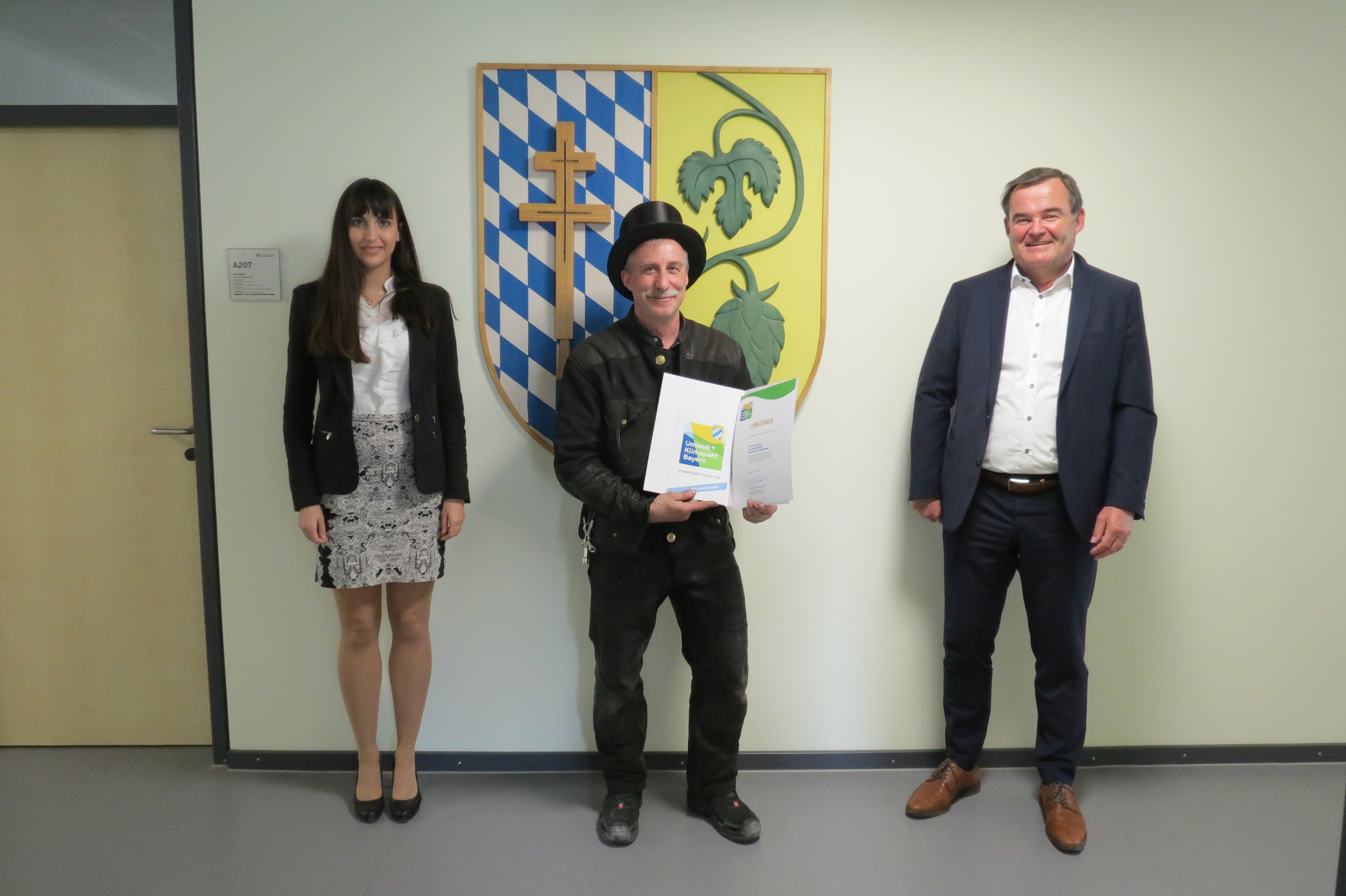 v.r.n.l.: Landrat Albert Gürtner, Bezirkskaminkehrermeister Oliver Brüssow und Abteilungsleiterin Katharina Baschab (1) v.r.n.l.: Landrat Albert Gürtner, Bezirkskaminkehrermeister Oliver Brüssow und Abteilungsleiterin Katharina Baschab