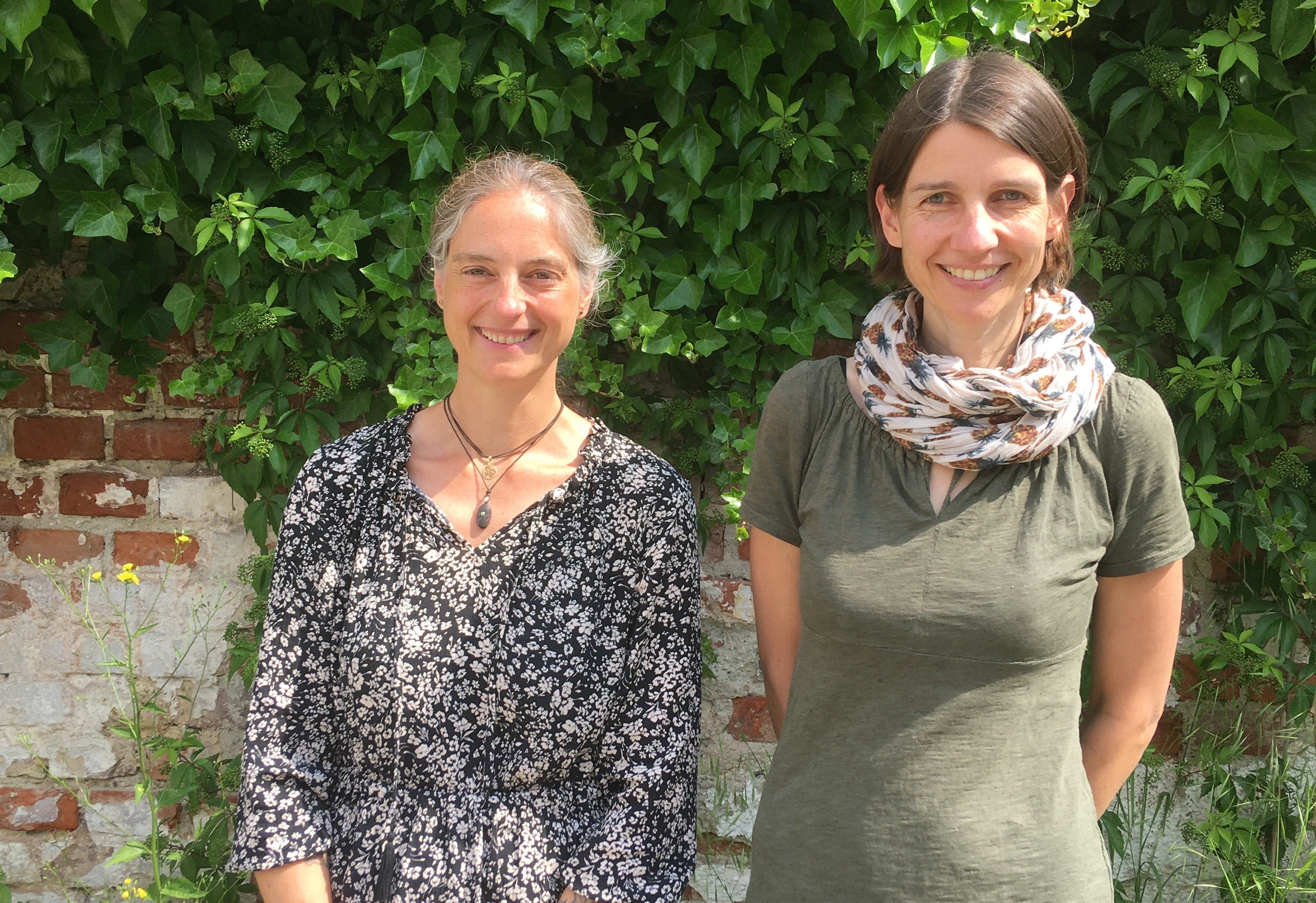 Eva Schröder (li.) und Désirée Dichtl (re.) freuen sich, das kostenlose Kursangebot wir2 ab Oktober im Landkreis Pfaffenhofen anbieten zu können. Eva Schröder (li.) und Désirée Dichtl (re.) freuen sich, das kostenlose Kursangebot wir2 ab Oktober im Landkreis Pfaffenhofen anbieten zu können.