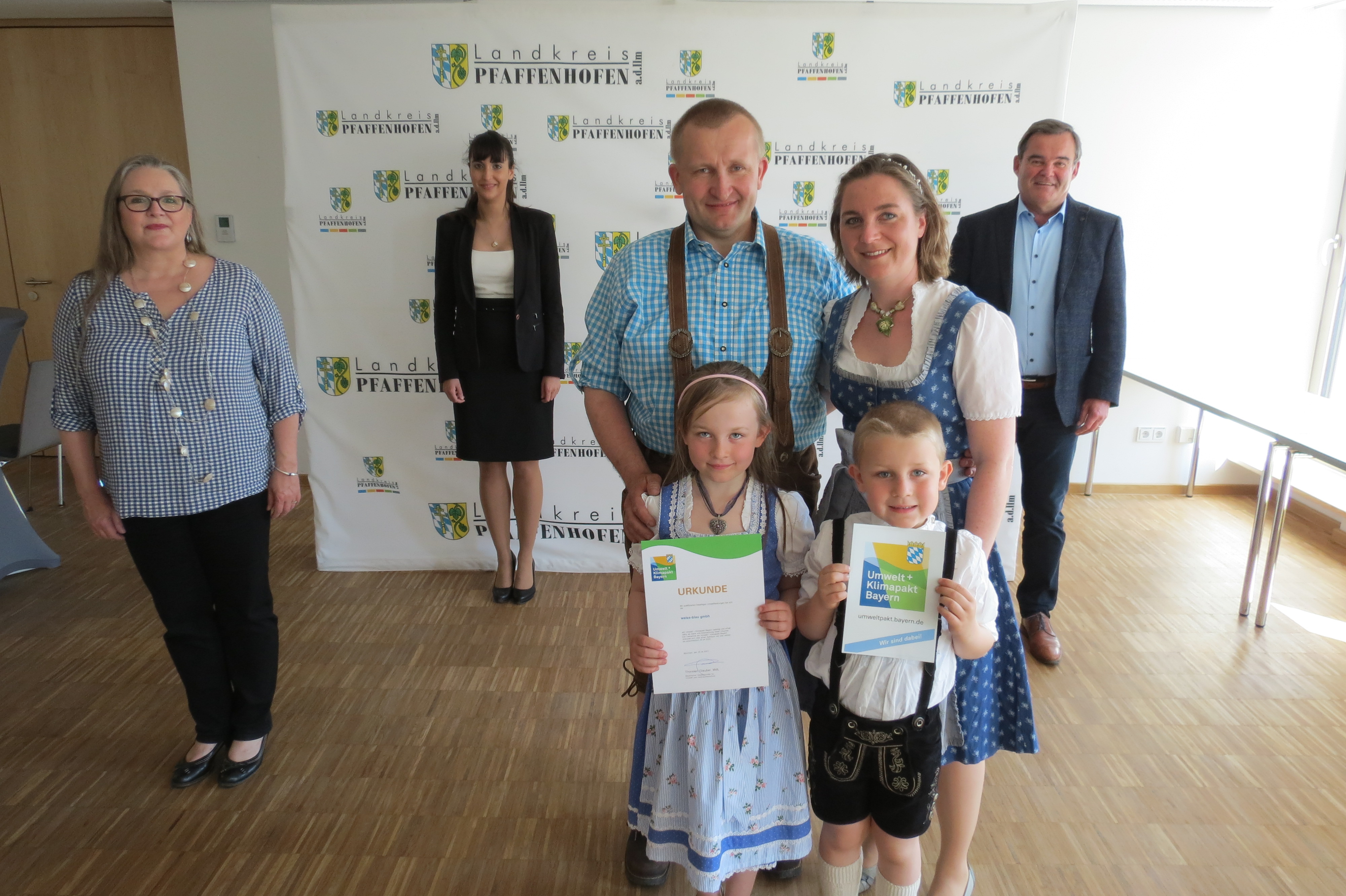 v.r.n.l.: Landrat Albert Gürtner, Georg Kreitmair mit seiner Frau Anne und den beiden Kindern Laura und Lucas, Abteilungsleiterin Katharina Baschab sowie Andrea Herzog von der weiss-blau gmbh (Marketing und Vertrieb). v.r.n.l.: Landrat Albert Gürtner, Georg Kreitmair mit seiner Frau Anne und den beiden Kindern Laura und Lucas, Abteilungsleiterin Katharina Baschab sowie Andrea Herzog von der weiss-blau gmbh (Marketing und Vertrieb).