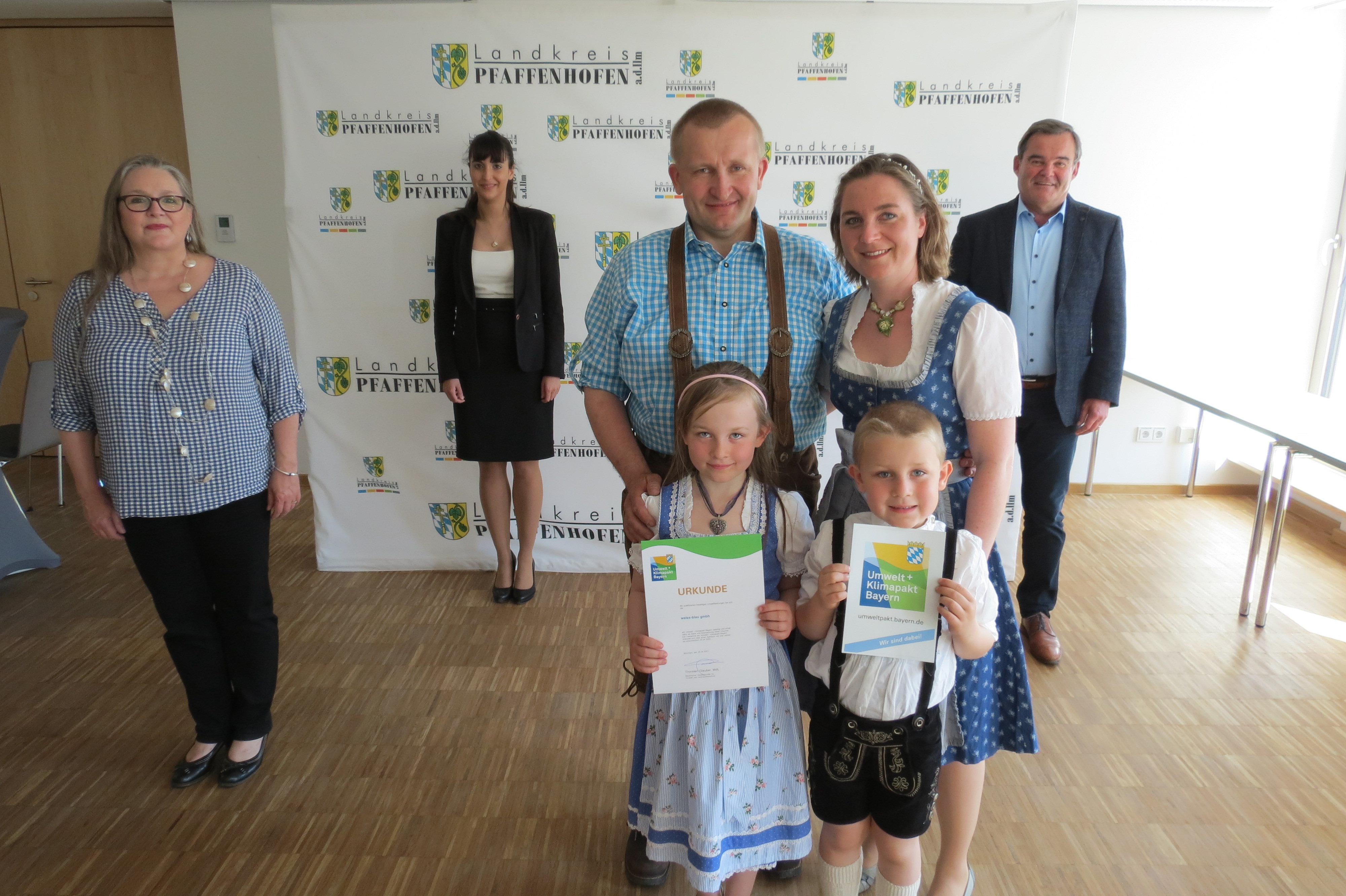 v.r.n.l.: Landrat Albert Gürtner, Georg Kreitmair mit seiner Frau Anne und den beiden Kindern Laura und Lucas, Abteilungsleiterin Katharina Baschab sowie Andrea Herzog von der weiss-blau gmbh (Marketing und Vertrieb).