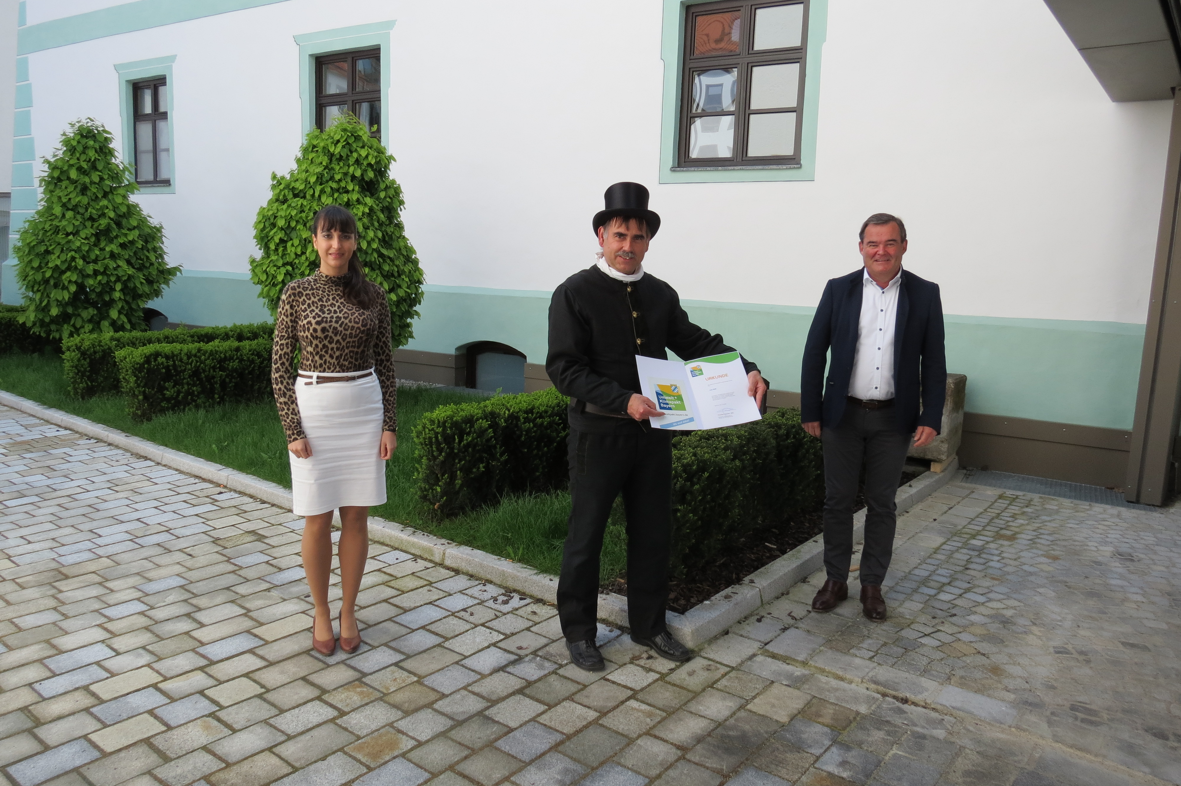 Landrat Albert Gürtner (re.) sowie Abteilungsleiterin Katharina Baschab (li.) gratulierten Leo Hirtl sehr herzlich zur besonderen Auszeichnung.