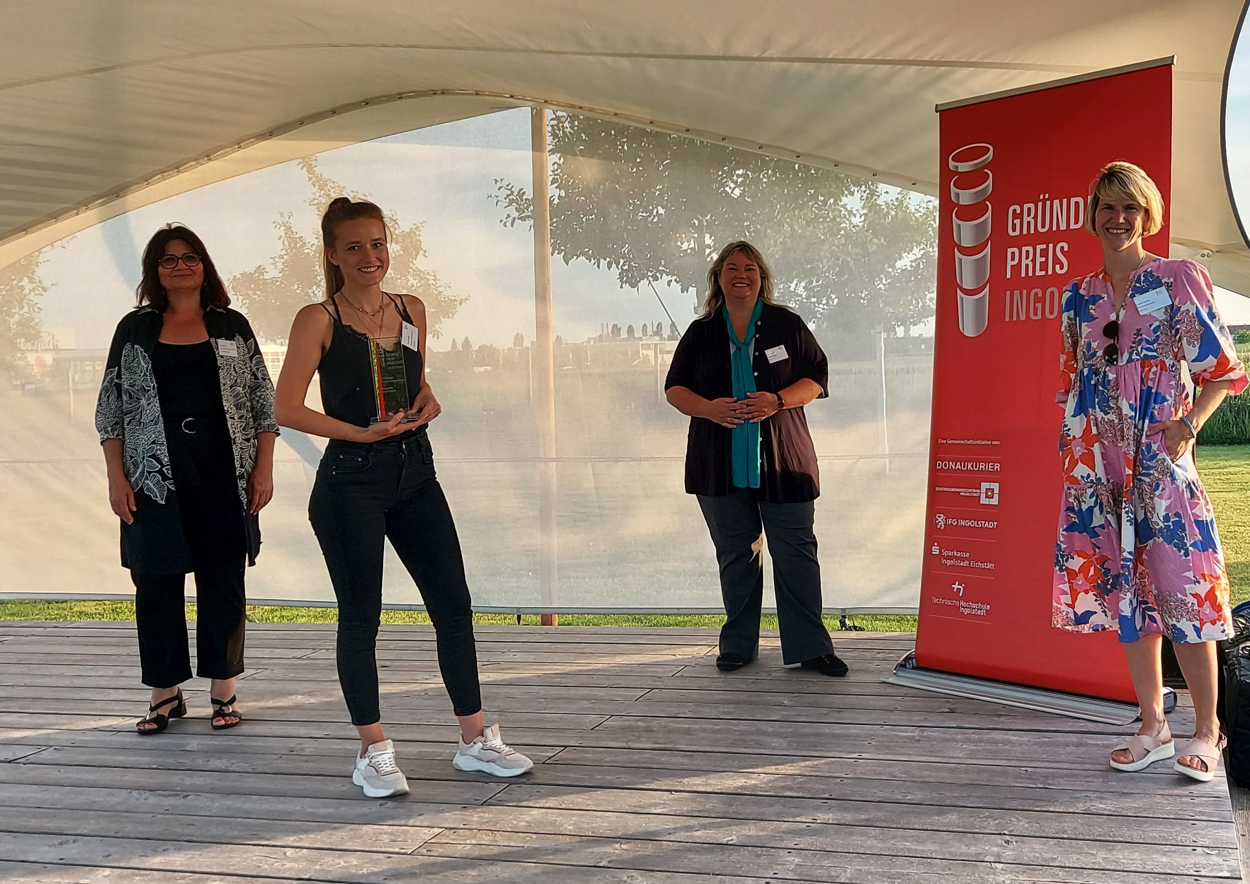 Viel Frauenpower beim Gründerpreis: Stellv. Landrätin Elke Drack mit Preisträgerin Sarah Fiebig, Susan Deckner und Claudia Heimes (v.l.n.r.)