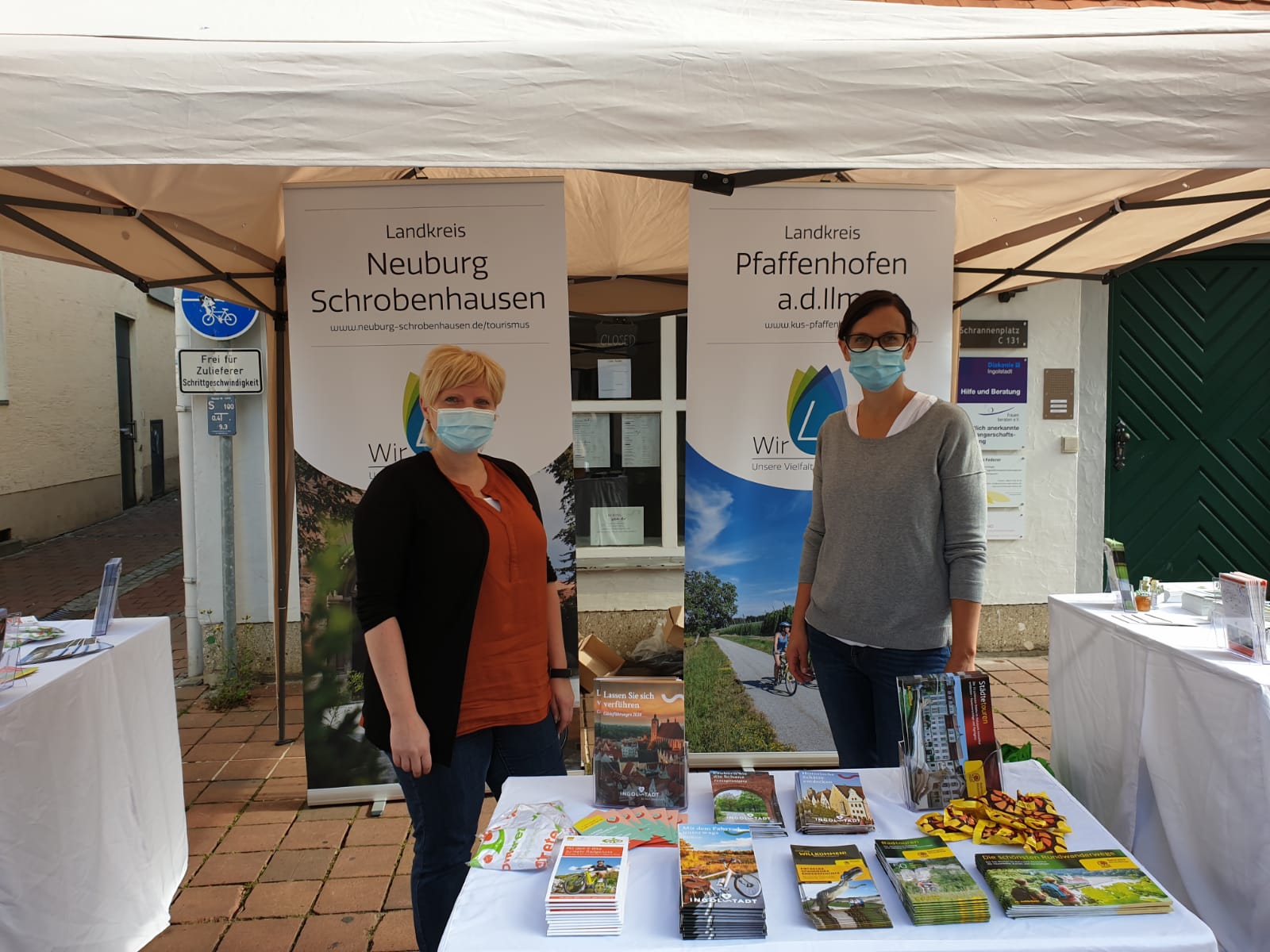 Daniela Schlampp von der Ingolstadt Tourismus und Kongress GmbH (links) und Susanne Schmid vom KUS freuten sich im vergangenen Jahr über das große Interesse der Wochenmarkt-Besucher.