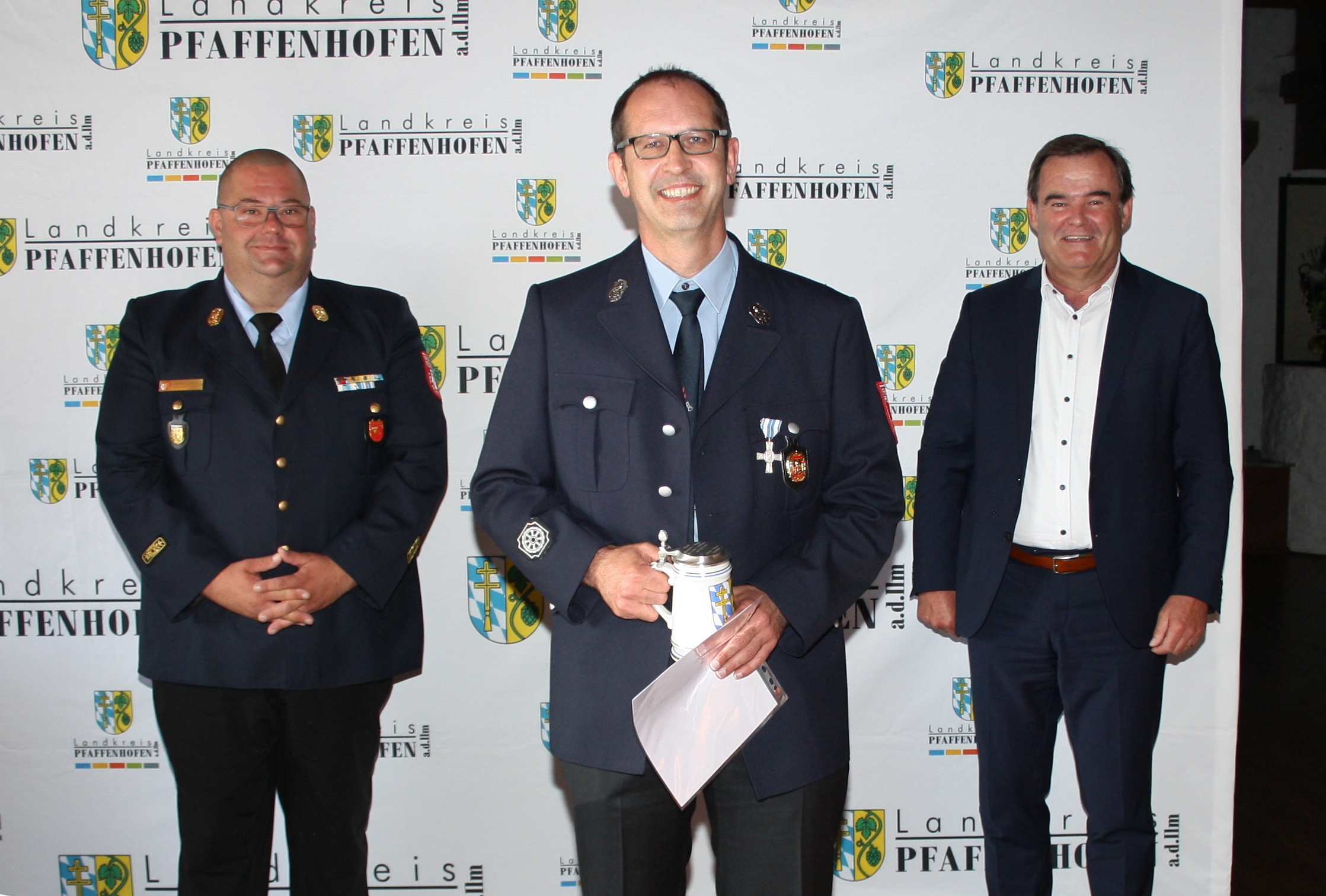 Magnus Stolpe (Mitte) ist seit 1996 Kassier bei der Freiwilligen Feuerwehr Burgstall und wurde dafür jetzt von Landrat Albert Gürtner (re.) und Kreisbrandinspektor Christian Nitsche (li.) geehrt.