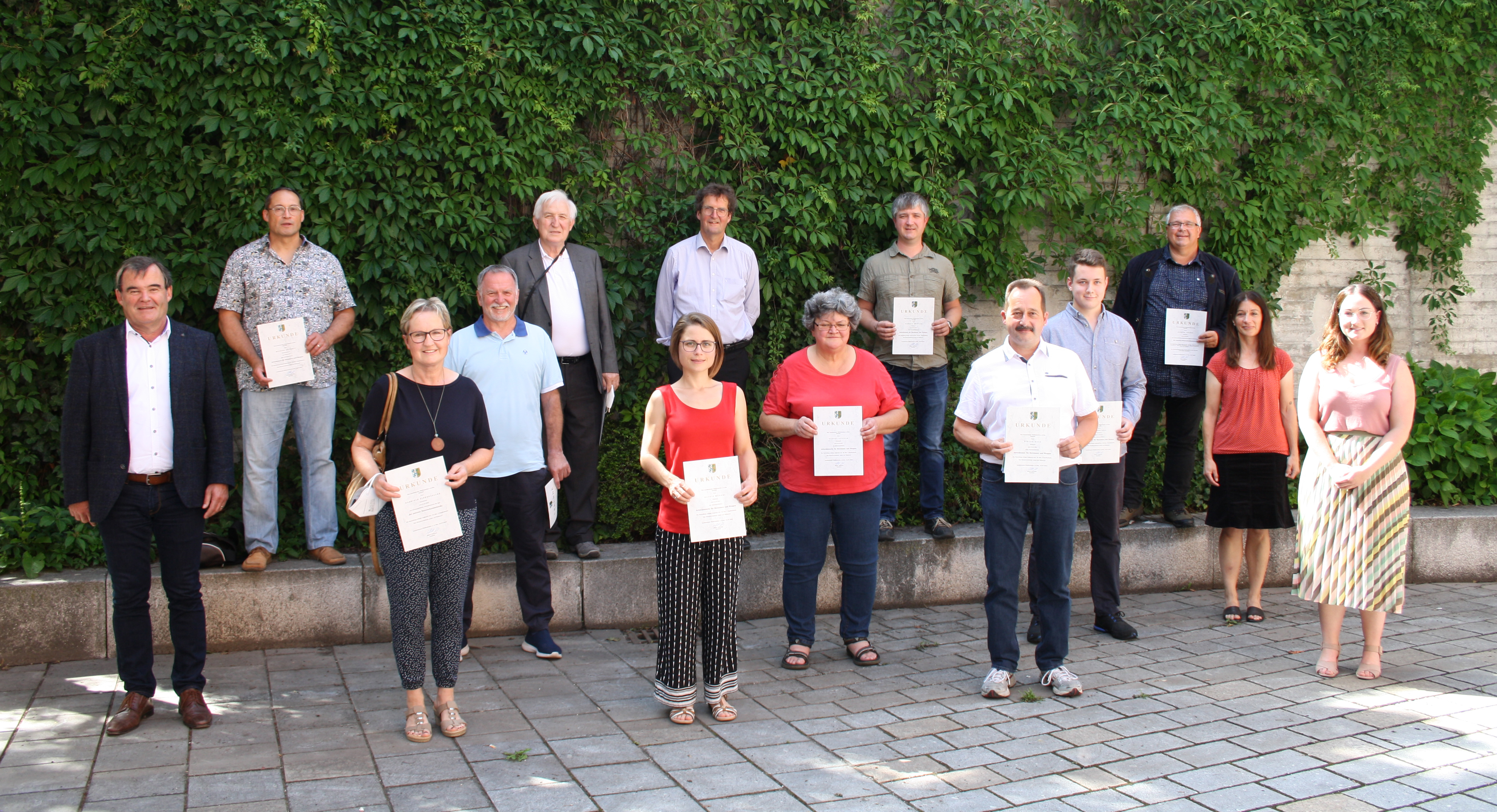 v.l.n.r.: vordere Reihe: Landrat Albert Gürtner, Gabrielle Finkenzeller, Katrin Möderl, Dieter Hees und Carina Frank; mittlere Reihe: Bernd Breinbauer, Bärbel Pfeifer, Markus Binn und Gudrun Bosch; hintere Reihe: Michael Patzelt, Rudi Engelhard, Volker Riehm, Florian Göttler, Markus Spiess. Nicht auf dem Bild sind Rene Liegmann und Bernd Wagner.