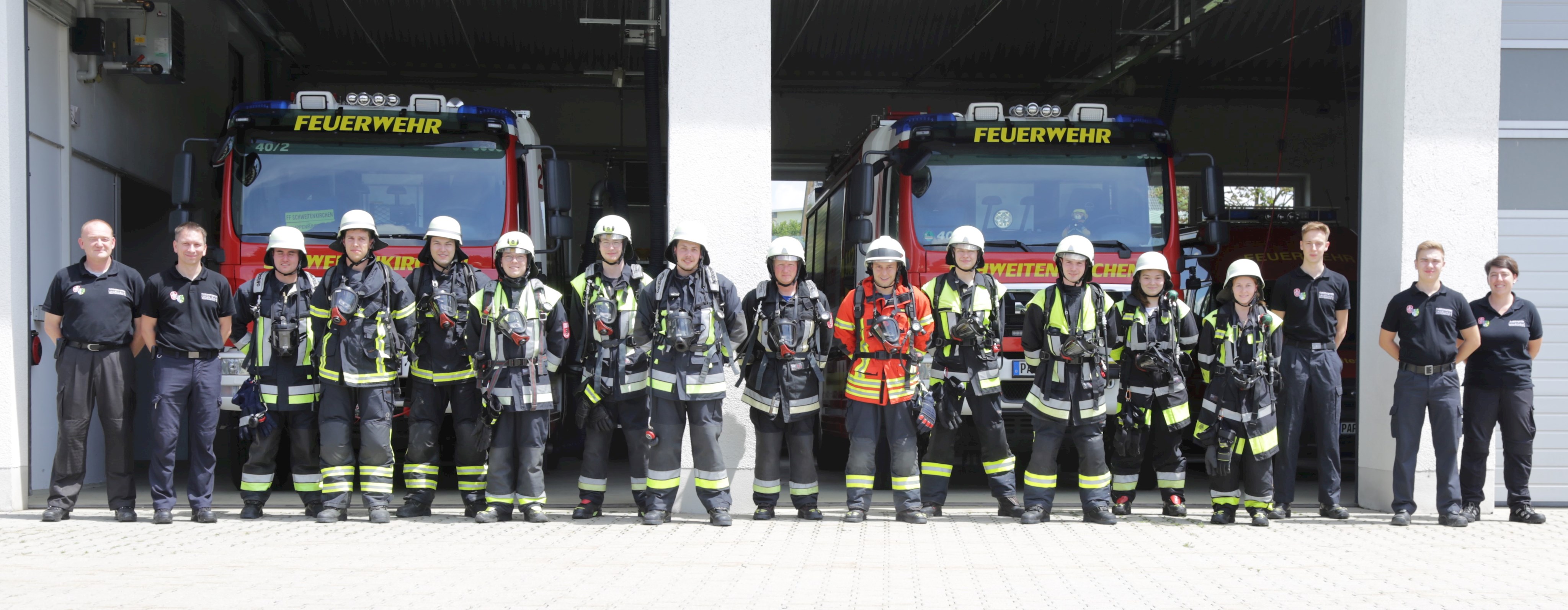 Erfolgreiche Teilnehmerinnen und Teilnehmer der Atemschutzgeräteträgerausbildung 06 in Schweitenkirchen v.l.n.r.: Die Ausbilder Gert Ernstberger und Benedikt Stuber mit den erfolgreichen Teilnehmerinnen und Teilnehmern der Atemschutzgeräteträgerausbildung 06 in Schweitenkirchen sowie den weiteren Ausbildern Vincent Ernstberger, Phillipp Rößle und Sandra Gamperl