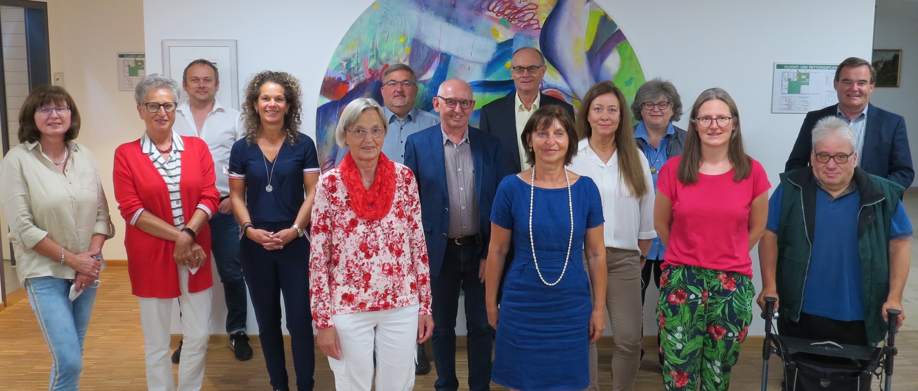 Die langjährigen Mitarbeiterinnen und Mitarbeiter des Landratsamts mit Landrat Albert Gürtner (rechts hinten) und Personalratsvorsitzender Marina Oberhauser (4.v.r.)