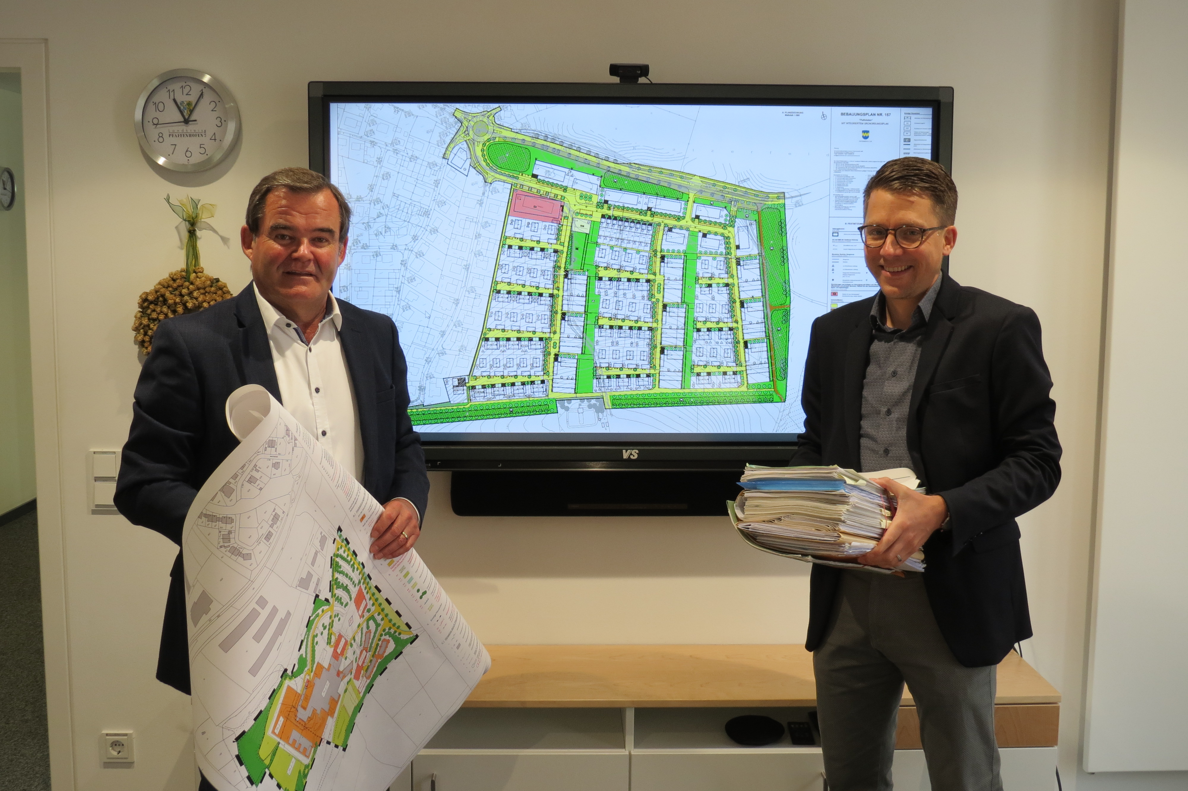 Landrat Albert Gürtner (li.) und Abteilungsleiter Michael Beckmann (re.) freuen sich, dass dicke und unhandliche Bauakten bald der Vergangenheit angehören können. Landrat Albert Gürtner (li.) und Abteilungsleiter Michael Beckmann (re.) freuen sich, dass dicke und unhandliche Bauakten bald der Vergangenheit angehören können.