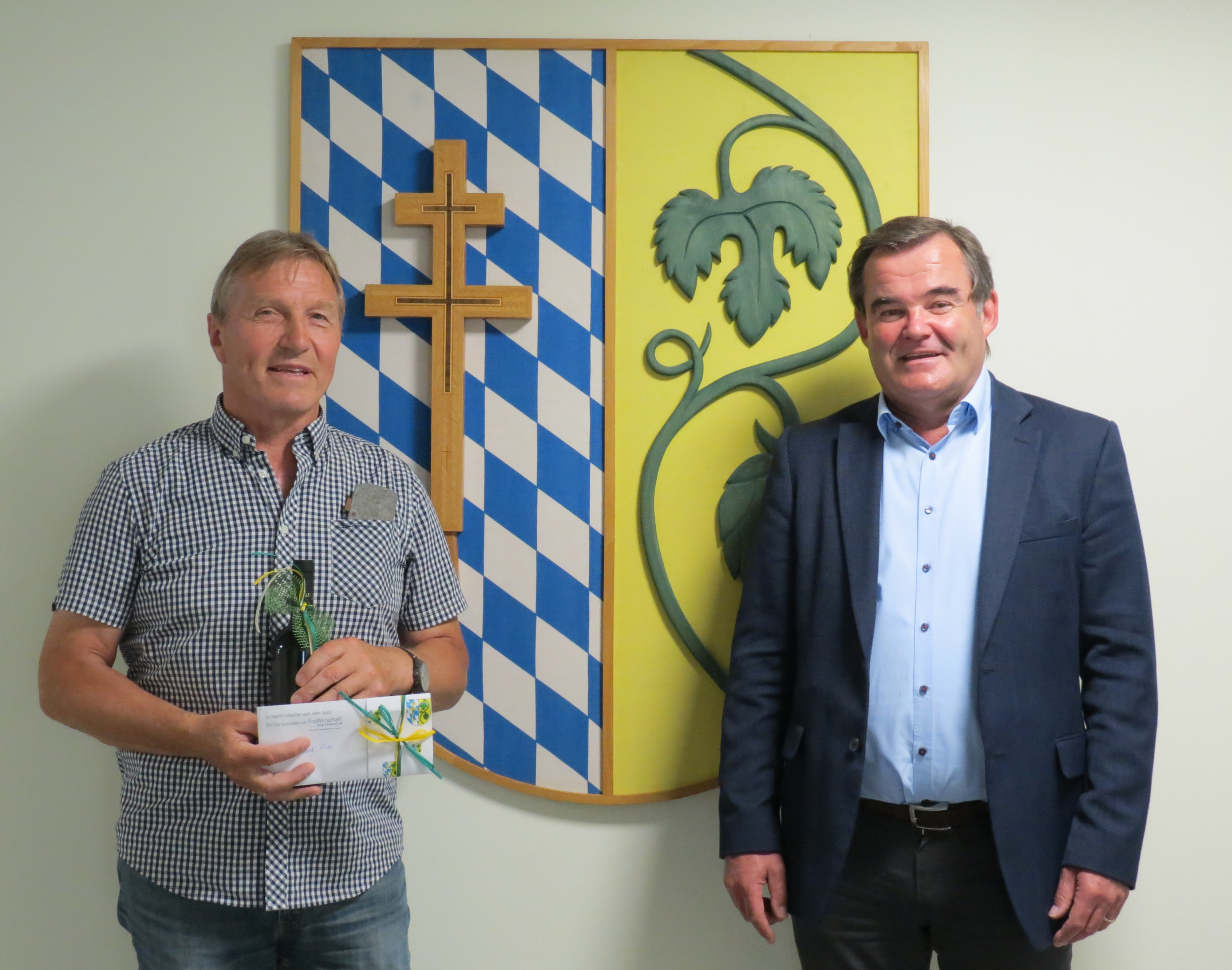 Gerhard Reeb (li.), der seit vielen Jahren als Luftbeobachter für den Landkreis Pfaffenhofen tätig war, wurde jetzt von Landrat Albert Gürtner (re.) offiziell verabschiedet. Gerhard Reeb (li.), der seit vielen Jahren als Luftbeobachter für den Landkreis Pfaffenhofen tätig war, wurde jetzt von Landrat Albert Gürtner (re.) offiziell verabschiedet.