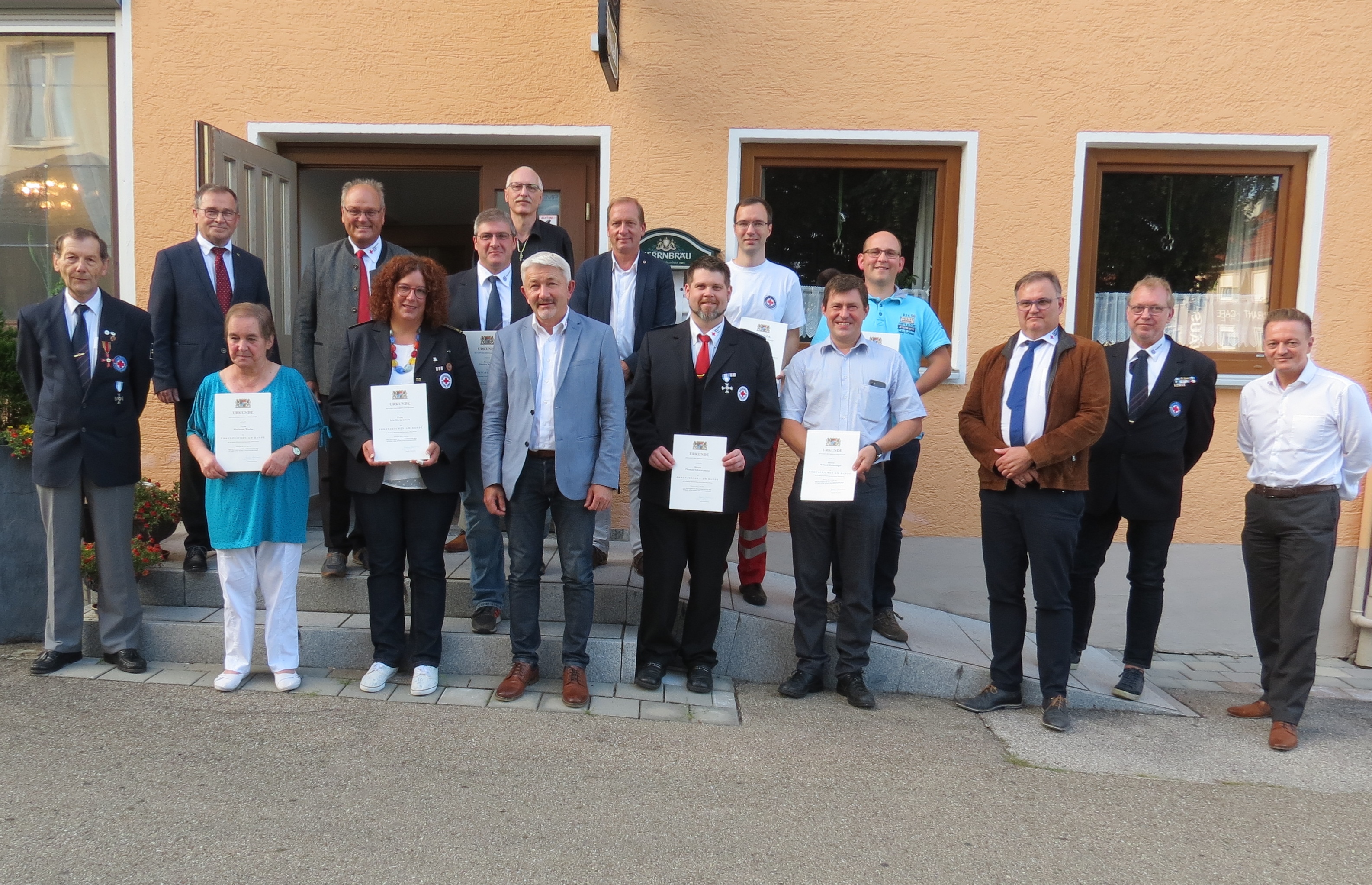 Auszeichnung für langjähriges ehrenamtliches Engagement beim BRK: v.l.n.r.: Johann Bauer, der Stellvertreter des Landrats Karl Huber, Marianne Macha, BRK-Vorsitzender Stefan Maier, Iris Morgenstern, Florian Reitzer, Rudolf Scheibe, Josef Gumbiller, Paul Weber, Thomas Schwarzmeier, Wolfgang Gaebel, Roland Hainzinger, Rainer Aschka, BRK-Geschäftsführer Herbert Werner, Wasserwacht-Vorsitzender Thomas Ehrl und MdL Karl Straub