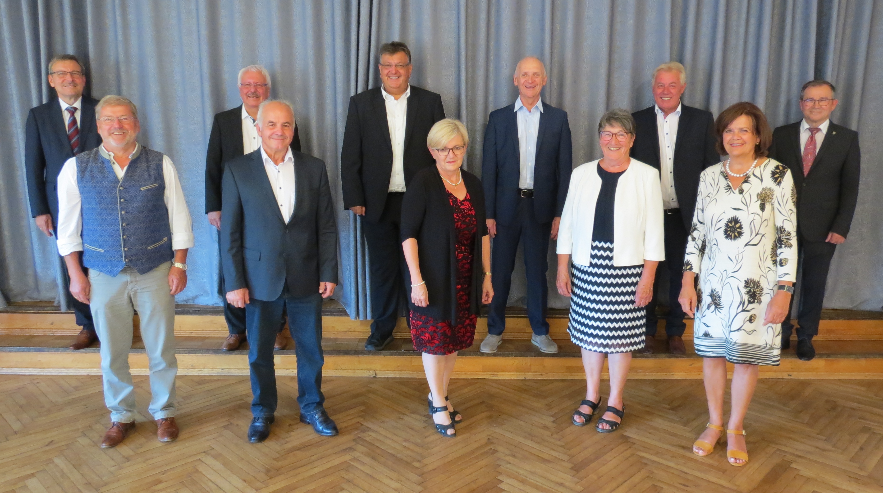 Von links: Hans Wojta, Thomas Reis, Christian Staudter, Adolf Kothmeier, Herbert Nerb, Gertraud Schwertfirm, Werner Ludsteck, Roswitha Eisenhofer, Martin Schmid und Gabi Kaindl zusammen mit Karl Huber (re.)